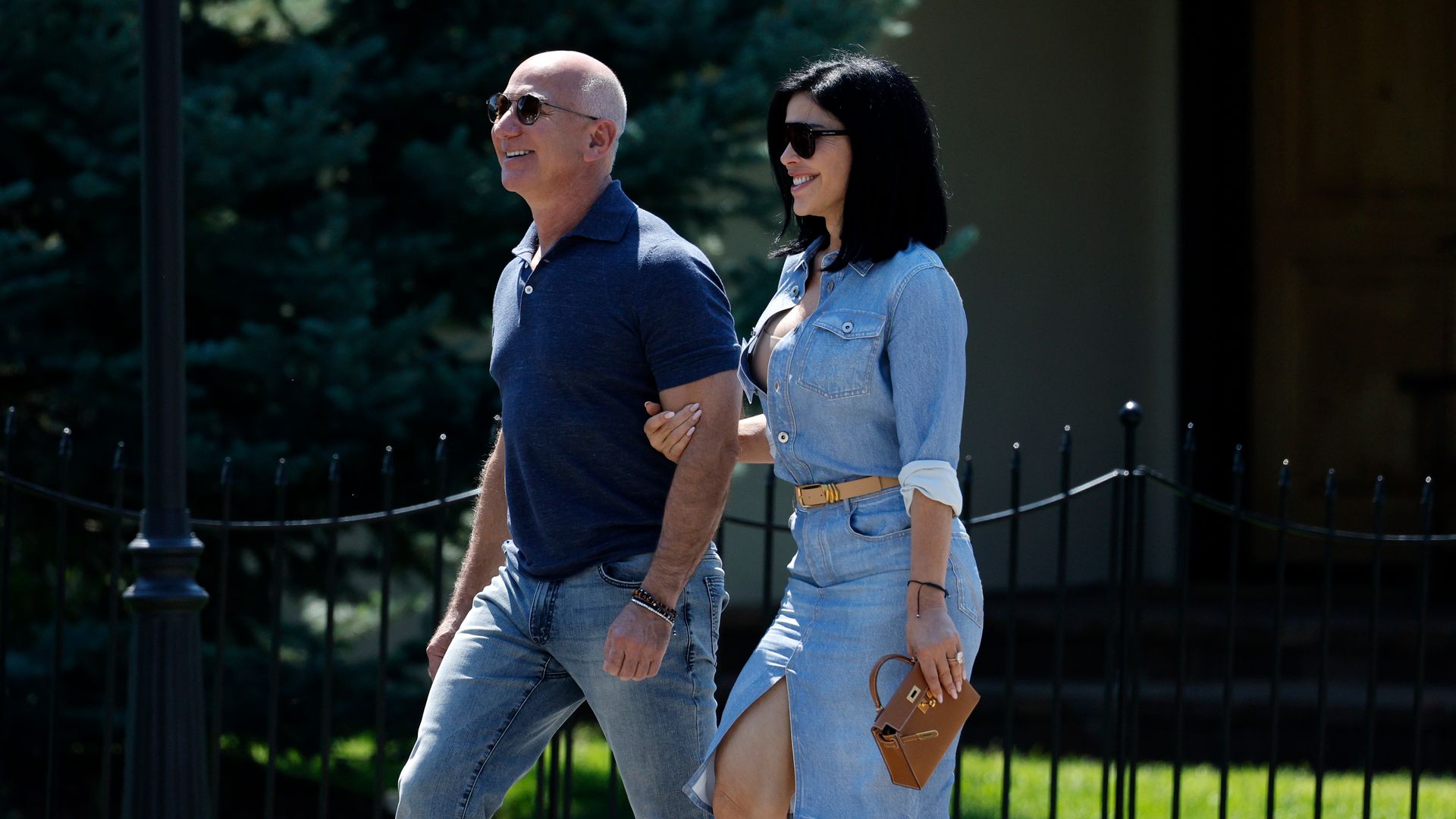 Lauren Sánchez apuesta por un estilo 'preppy' para acompañar a su futuro esposo, Jeff Bezos, en Sun Valley