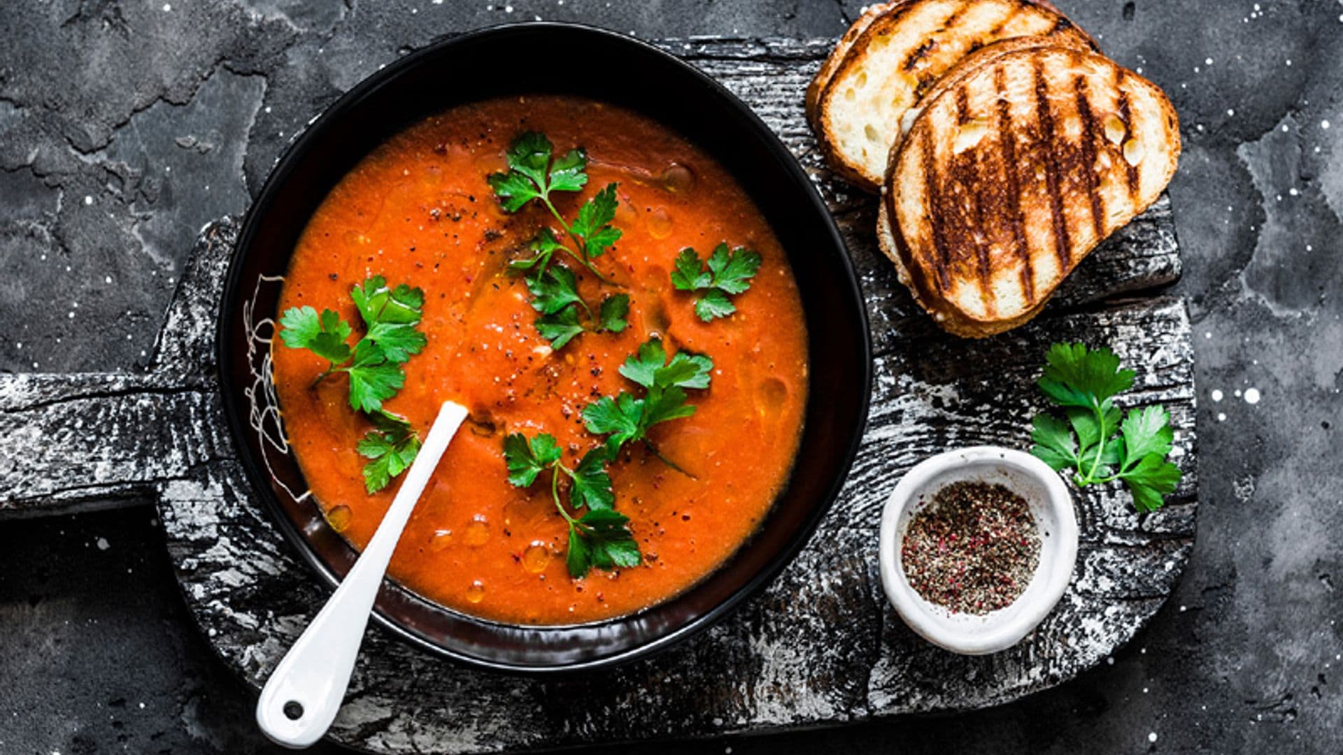 Sopa de tomates asados con sándwiches de queso