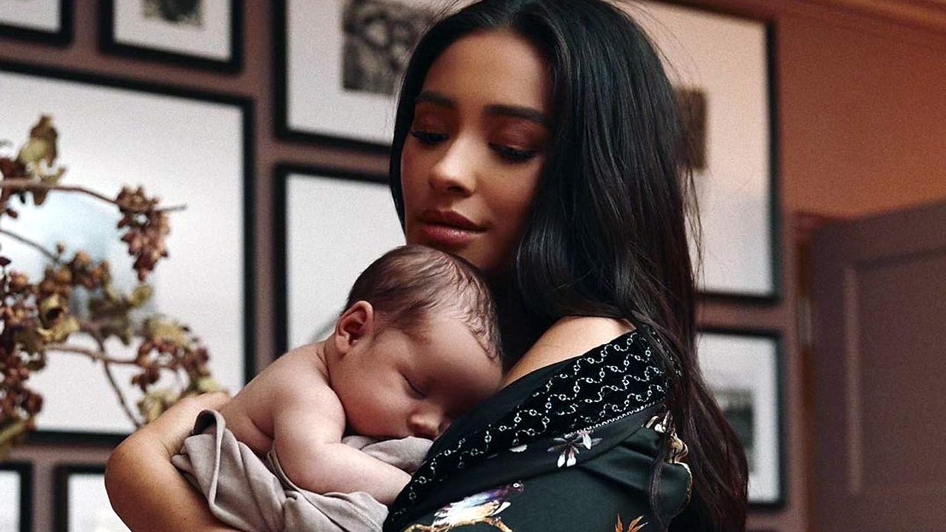 Shay Mitchell presenta a su hija y revela el nombre en un emotivo mensaje