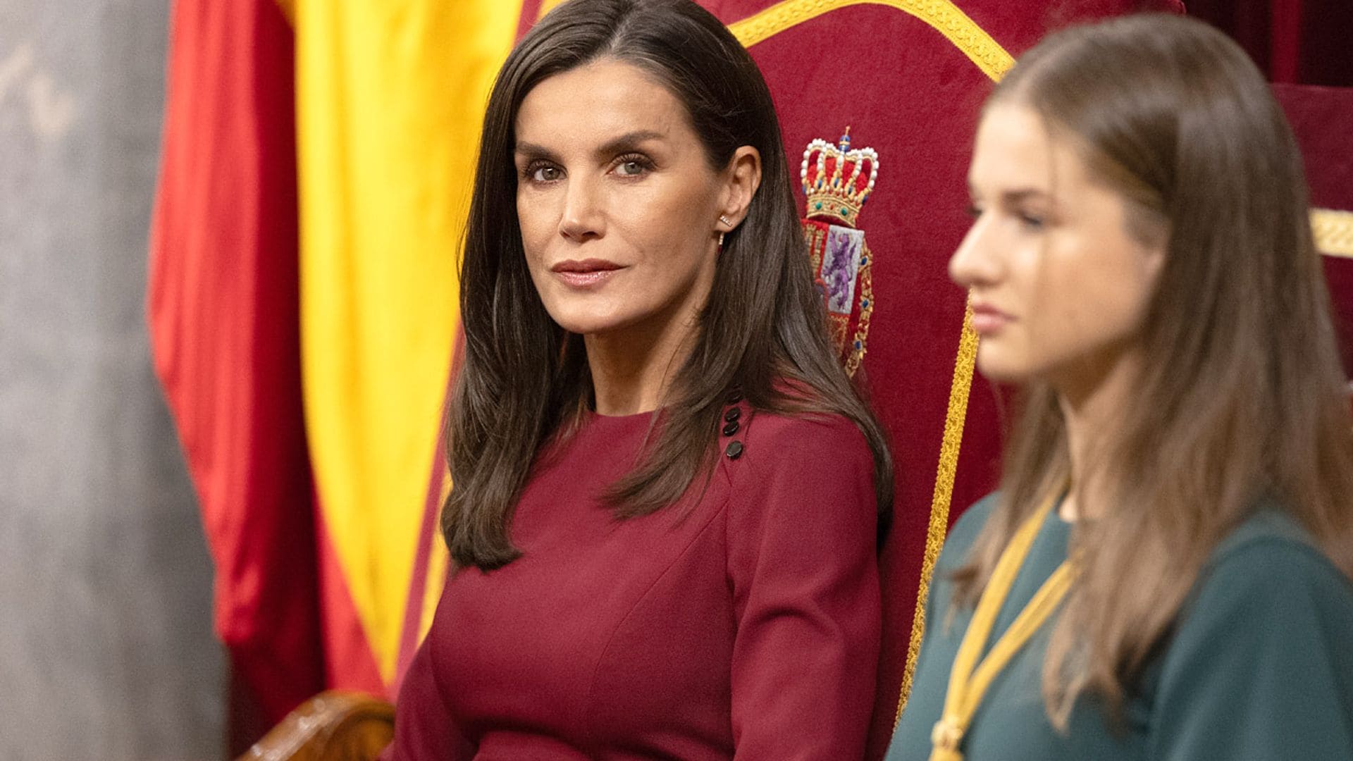 La reina Letizia, muy solemne con una capa y el vestido frambuesa de su cita con Carlos de Inglaterra