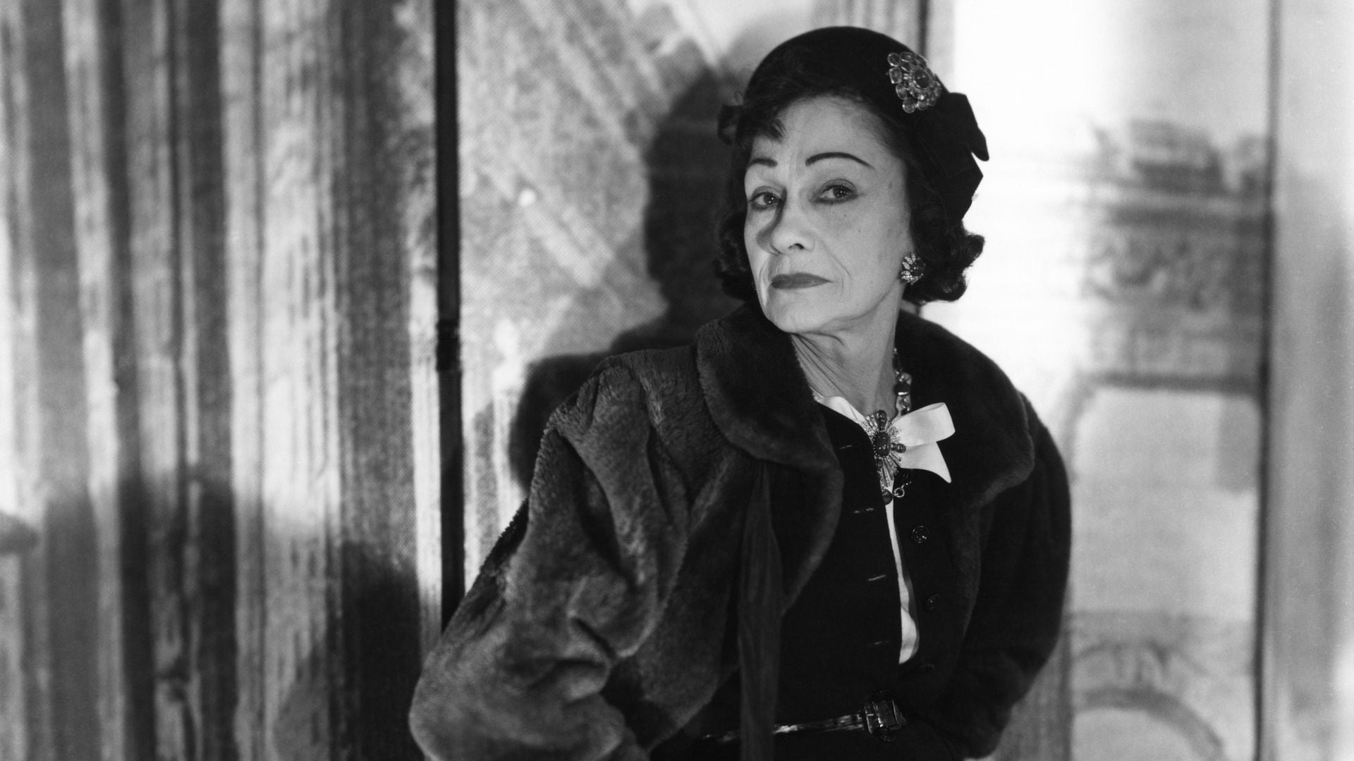 La diseñadora de moda Coco Chanel en 1954