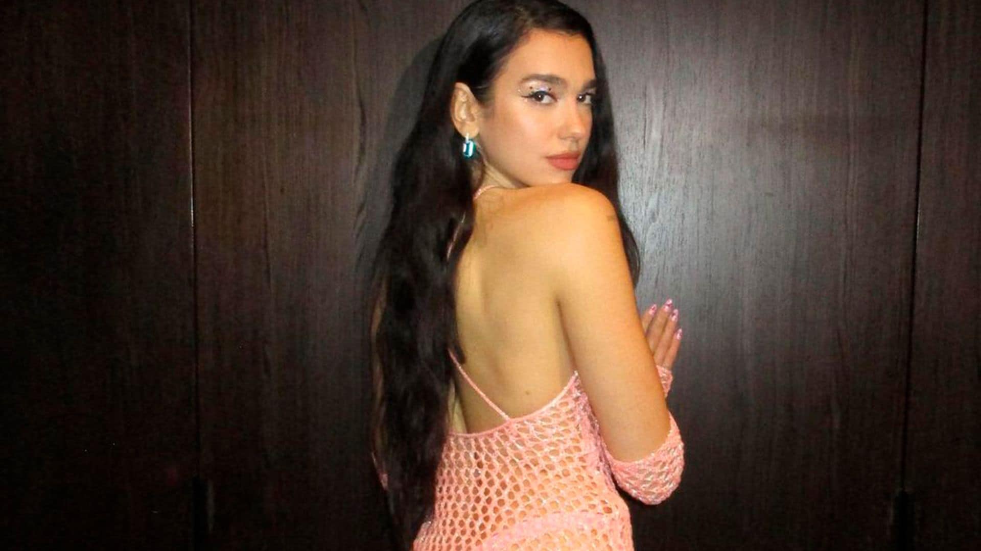 Dua Lipa y la tendencia más complicada de la temporada: ¡llevar 'crochet' en invierno!