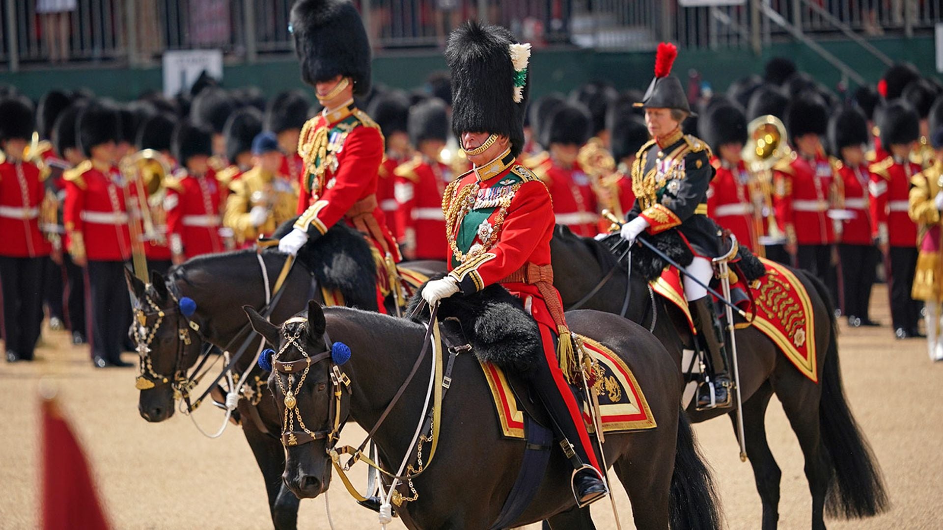 Los príncipes Carlos, Guillermo y Ana participan a caballo en el espectacular desfile del Jubileo de Platino