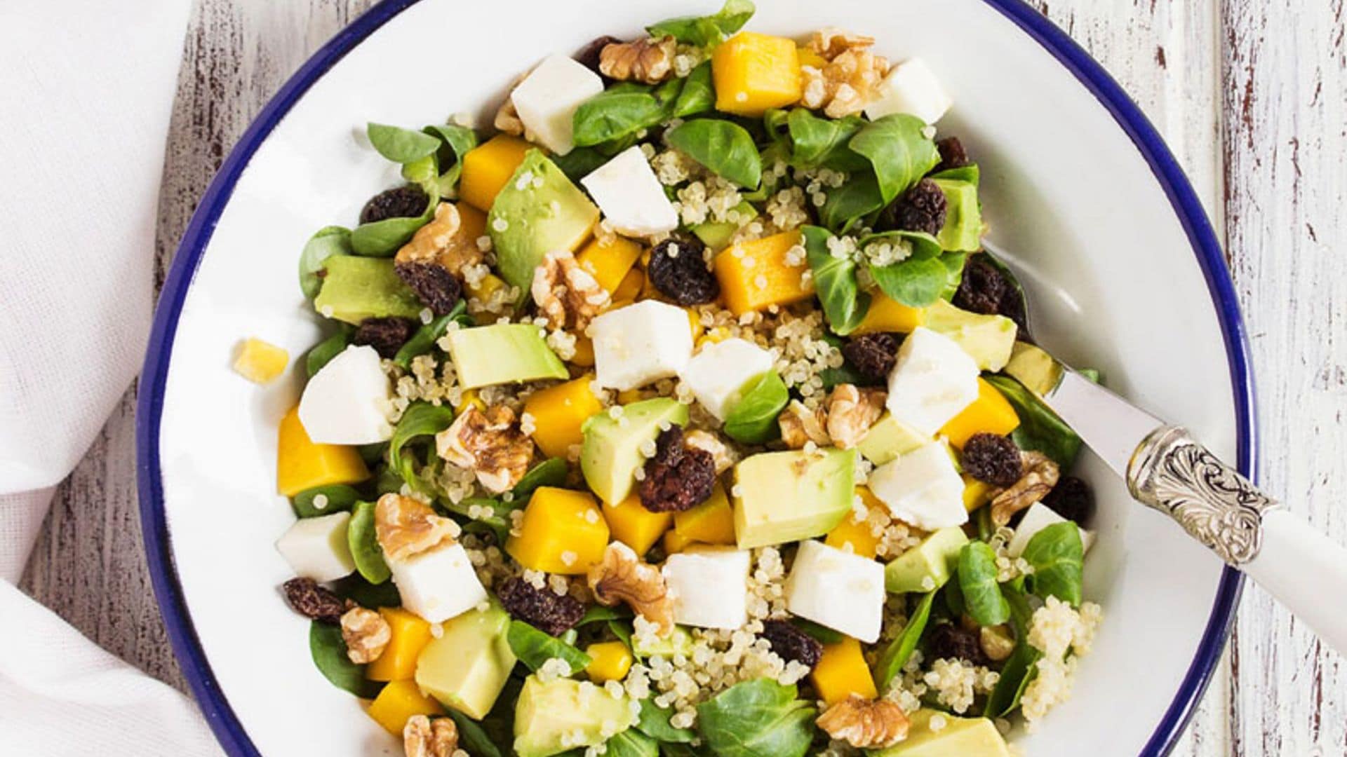 Ensalada de quinoa con aguacate, mango y tofu