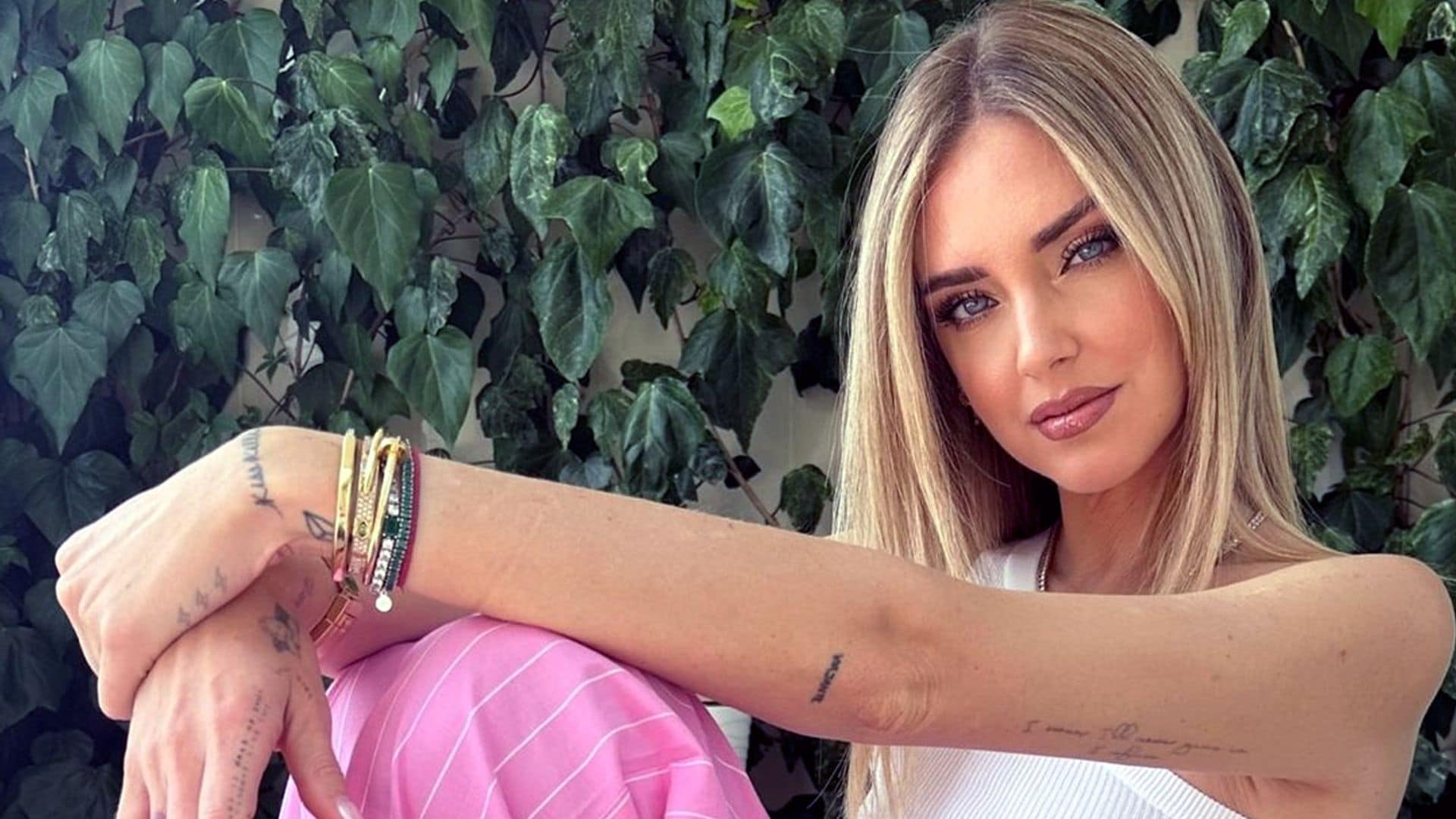 El look de Chiara Ferragni con el pantalón pijamero (de Zara) que triunfa entre las españolas