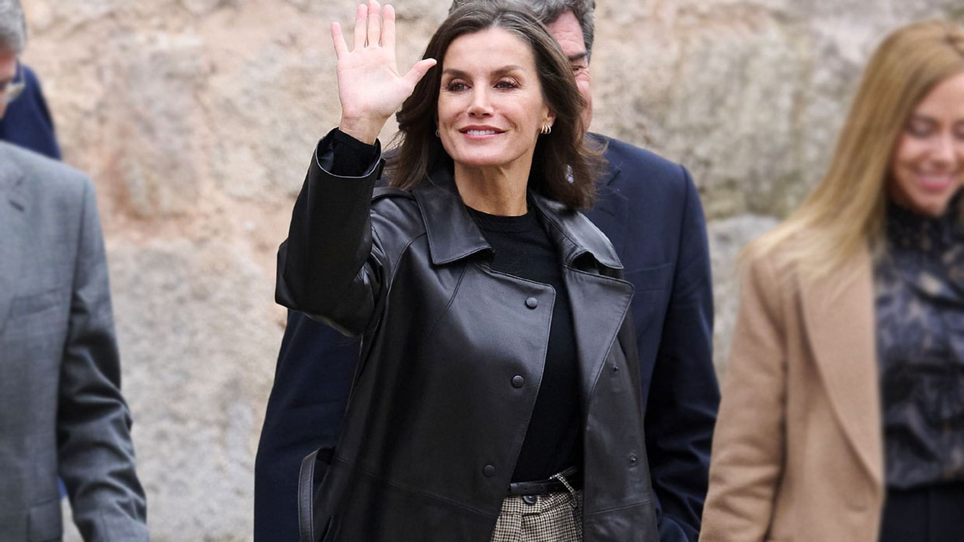 El cambio de estilo de la reina Letizia en La Rioja: abrigo de cuero y mocasines con plataforma