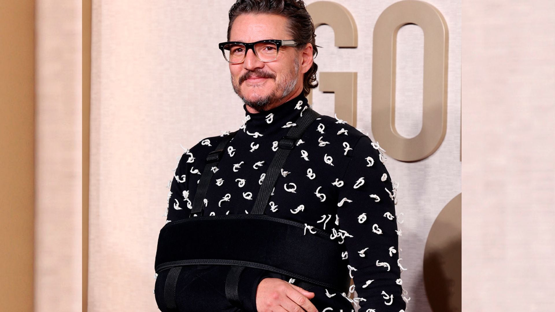 La razón por la que Pedro Pascal llevaba un brazo en cabestrillo en los Globos de Oro