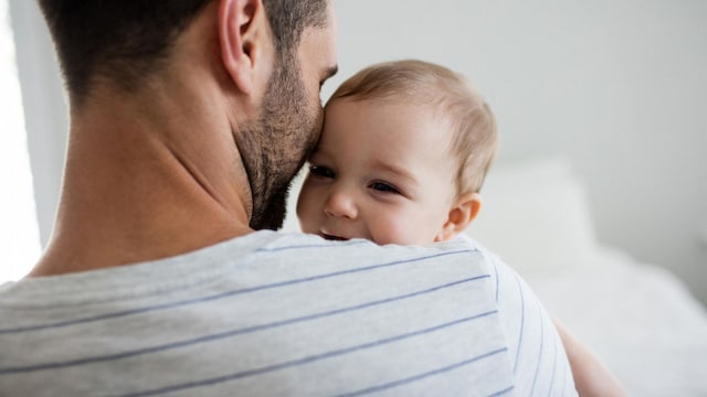 beb en los brazos de su padre por qu nos gusta el olor a beb 