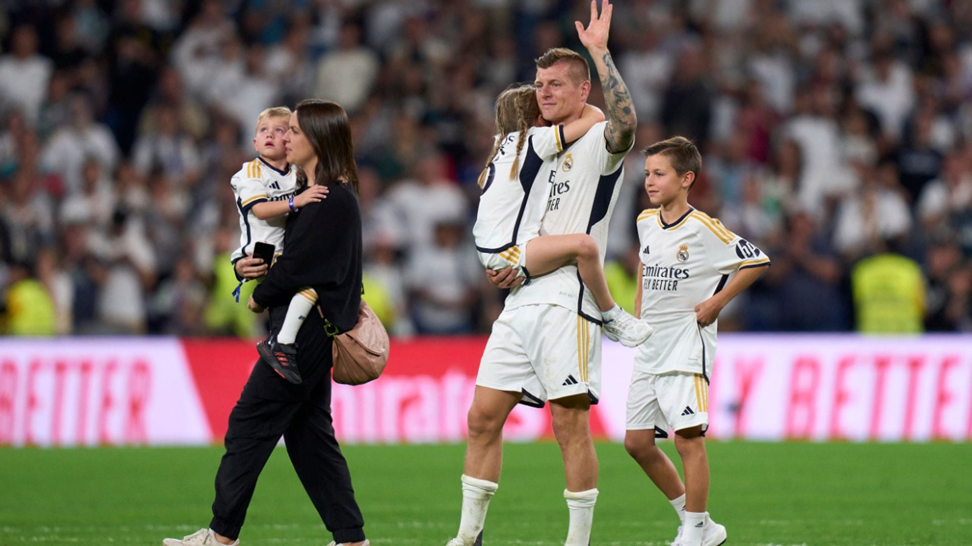 Las lágrimas de Toni Kroos en su despedida del Madrid arropado por sus tres hijos y su mujer