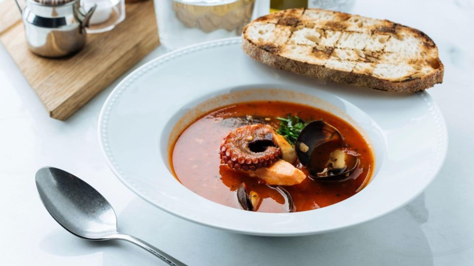 Sopa roja de pescado con pulpo y mejillones