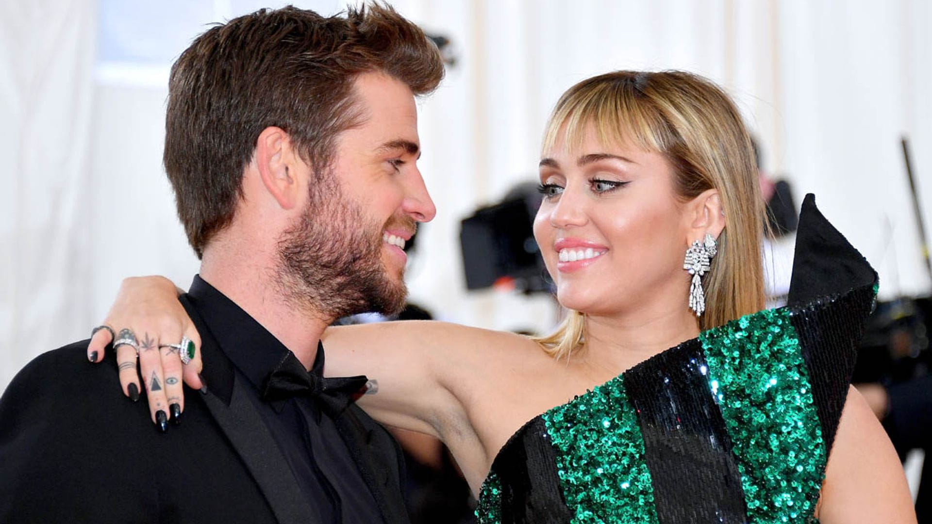 ¿Acaba Miley Cyrus de dirigirse a Liam Hemsworth por el aniversario de 'Malibu'?