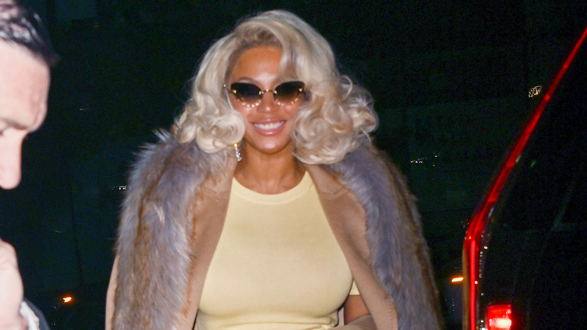 Beyoncé deslumbra con 'look' amarillo y rubia cabellera en Nueva York