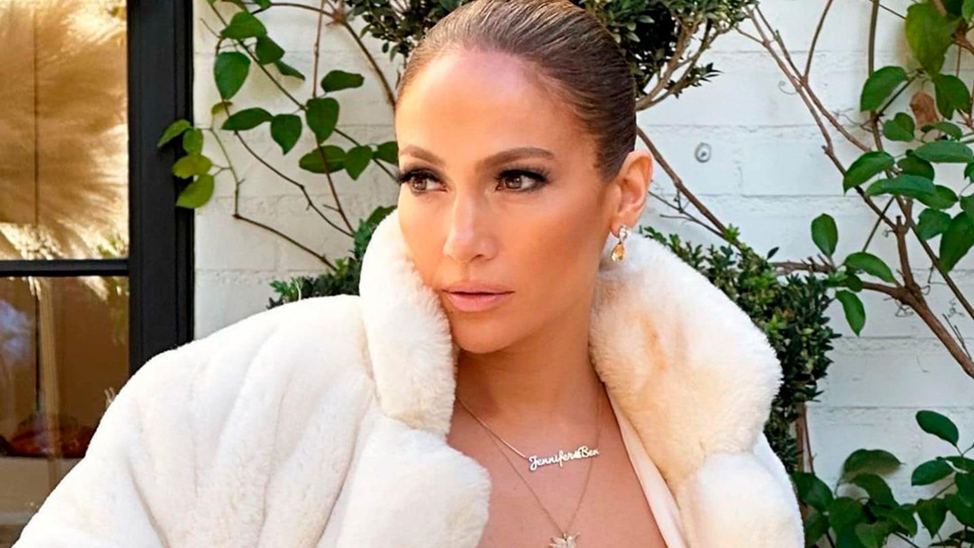 Jennifer Lopez se inspira para su look navideño en el vestuario de la serie más famosa del momento