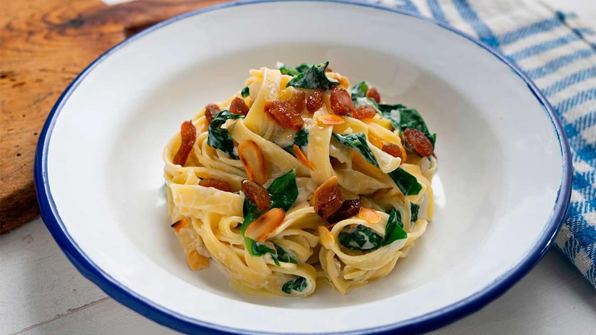 Pasta con acelgas a la crema, almendras y pasas