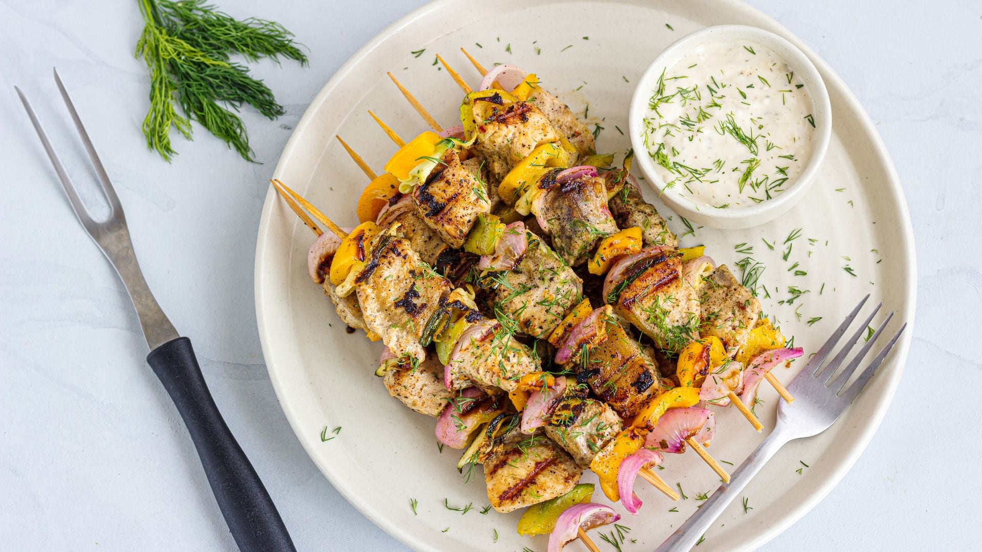 Brochetas de pescado y verduras