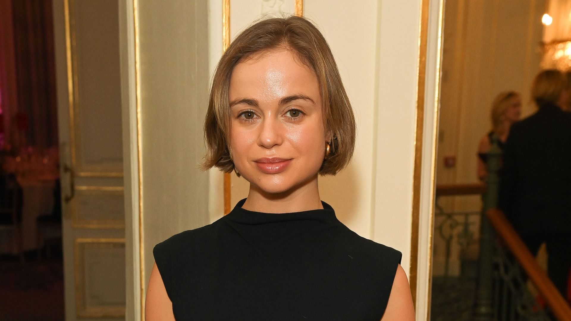 Un top, tres looks: Amelia Windsor confirma su básico infalible para este otoño