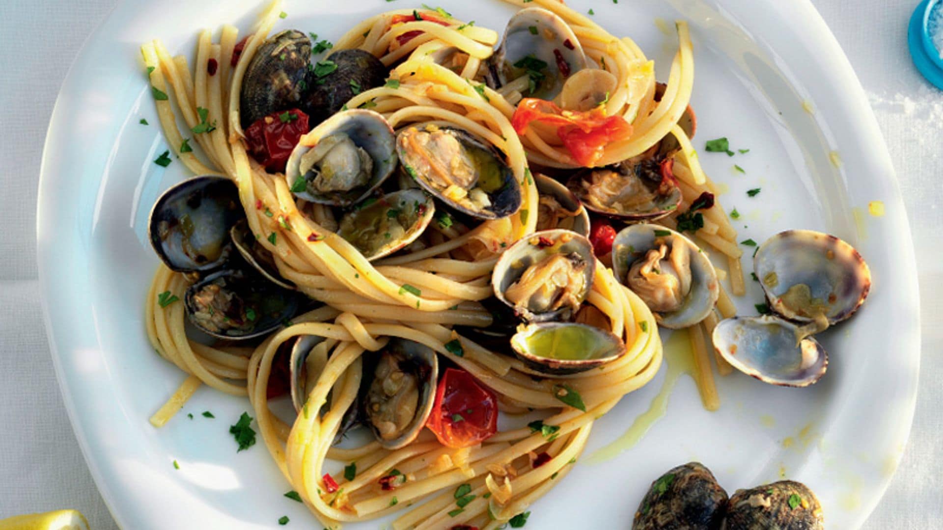 Espaguetis con almejas y tomates cherry