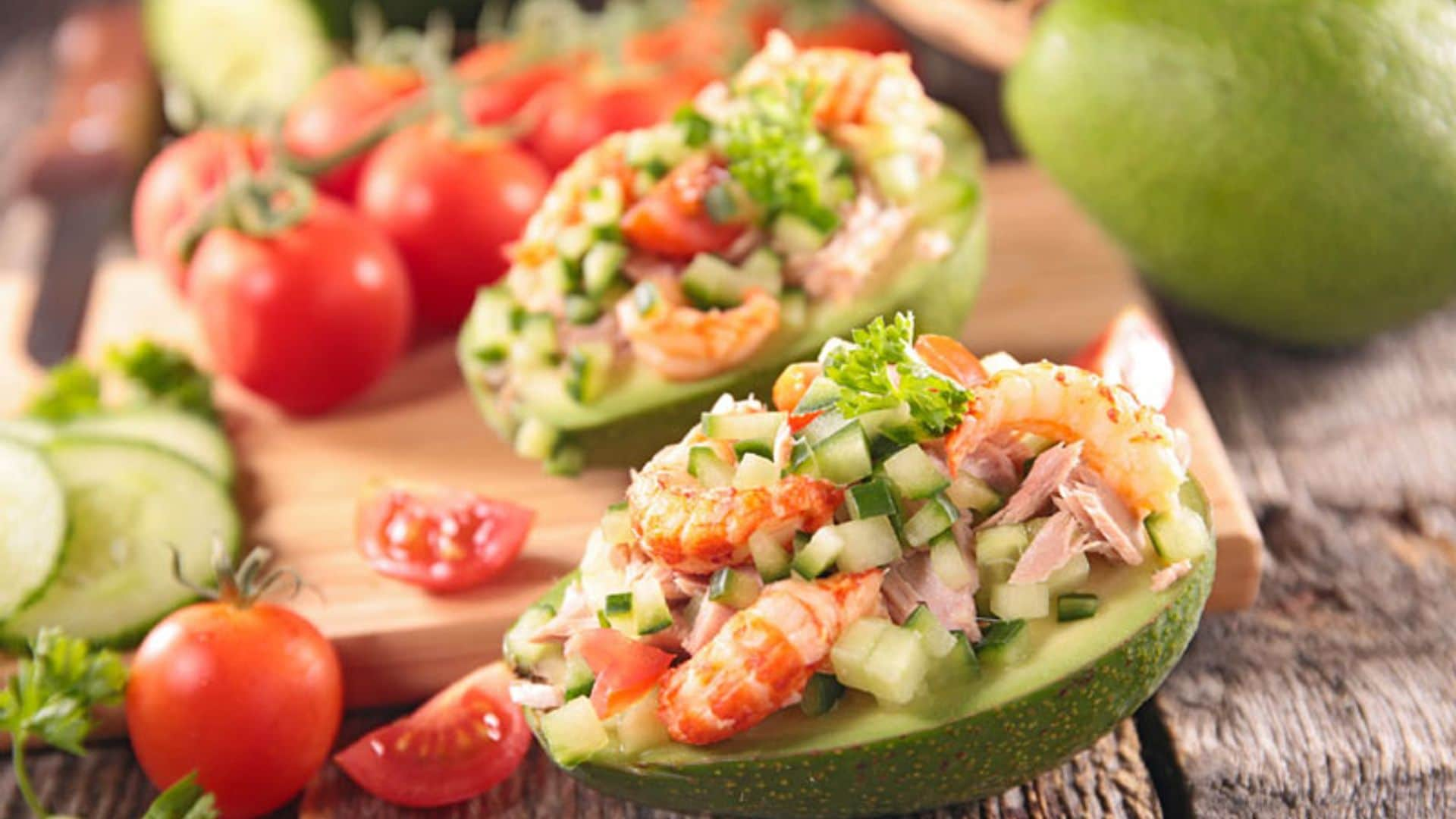 Aguacates rellenos de ensalada de gambas