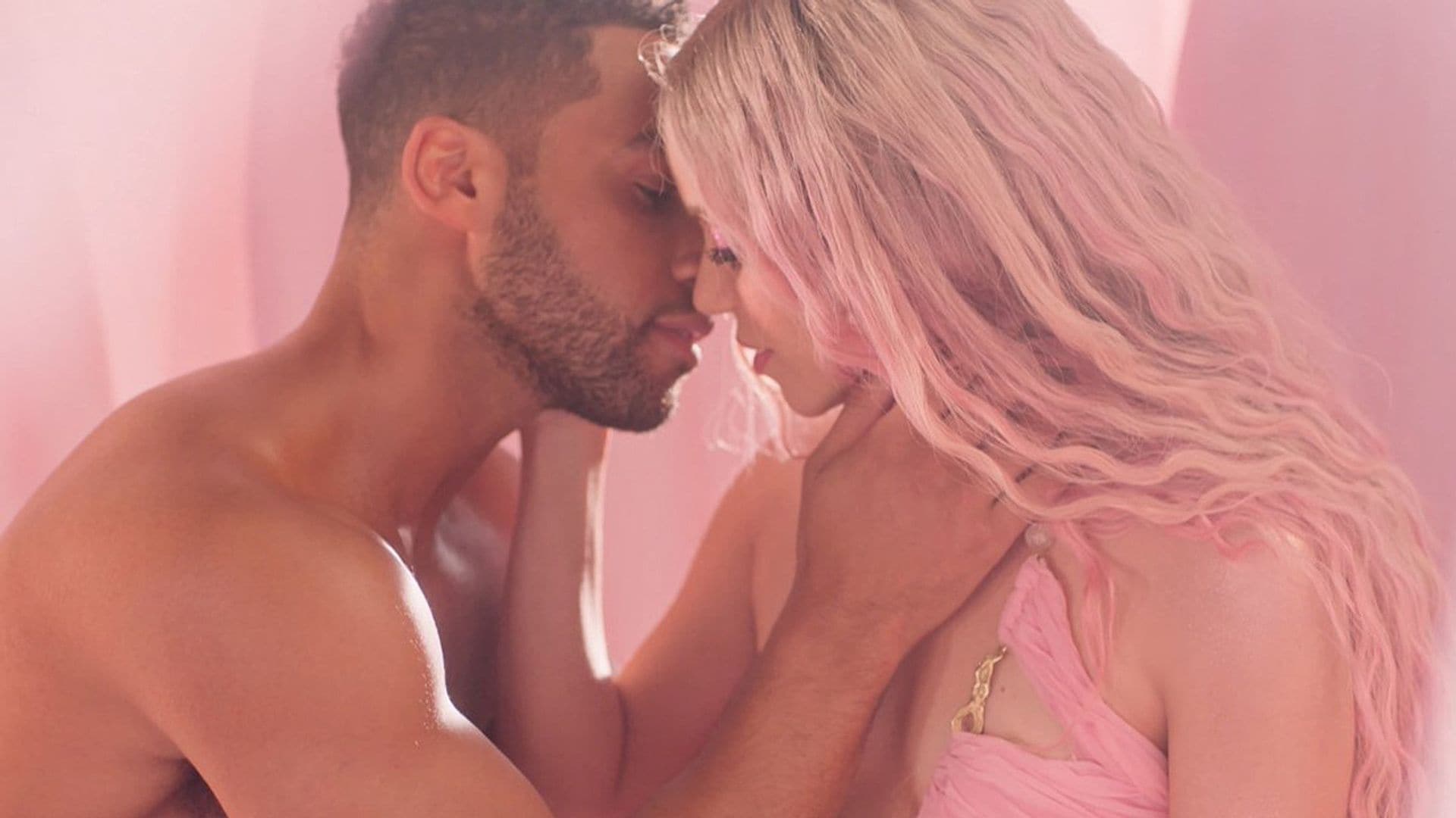 ¿Quién es el actor de 'Emily en París' con el que Shakira casi se besa en su nuevo vídeo?