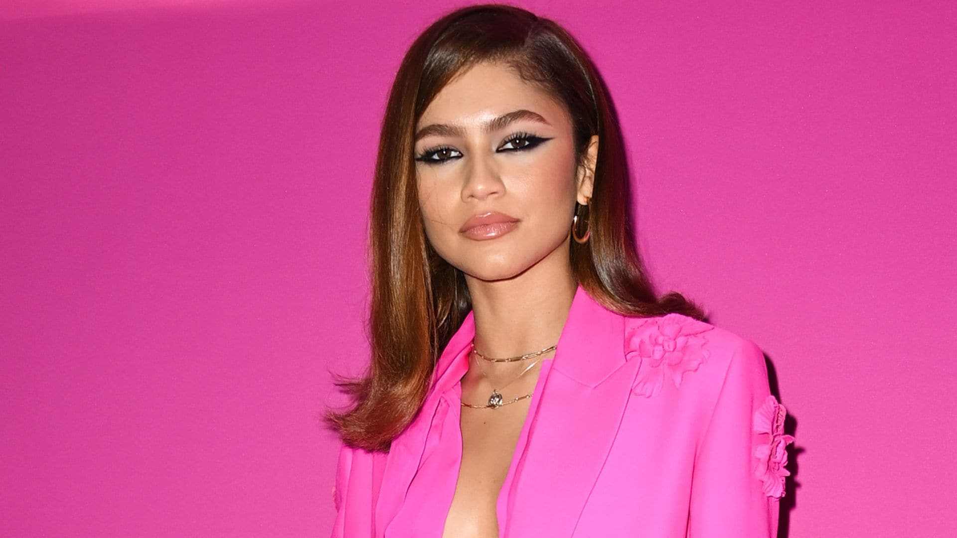 Un traje rosa especial es todo lo que necesitarás esta primavera, palabra de Zendaya