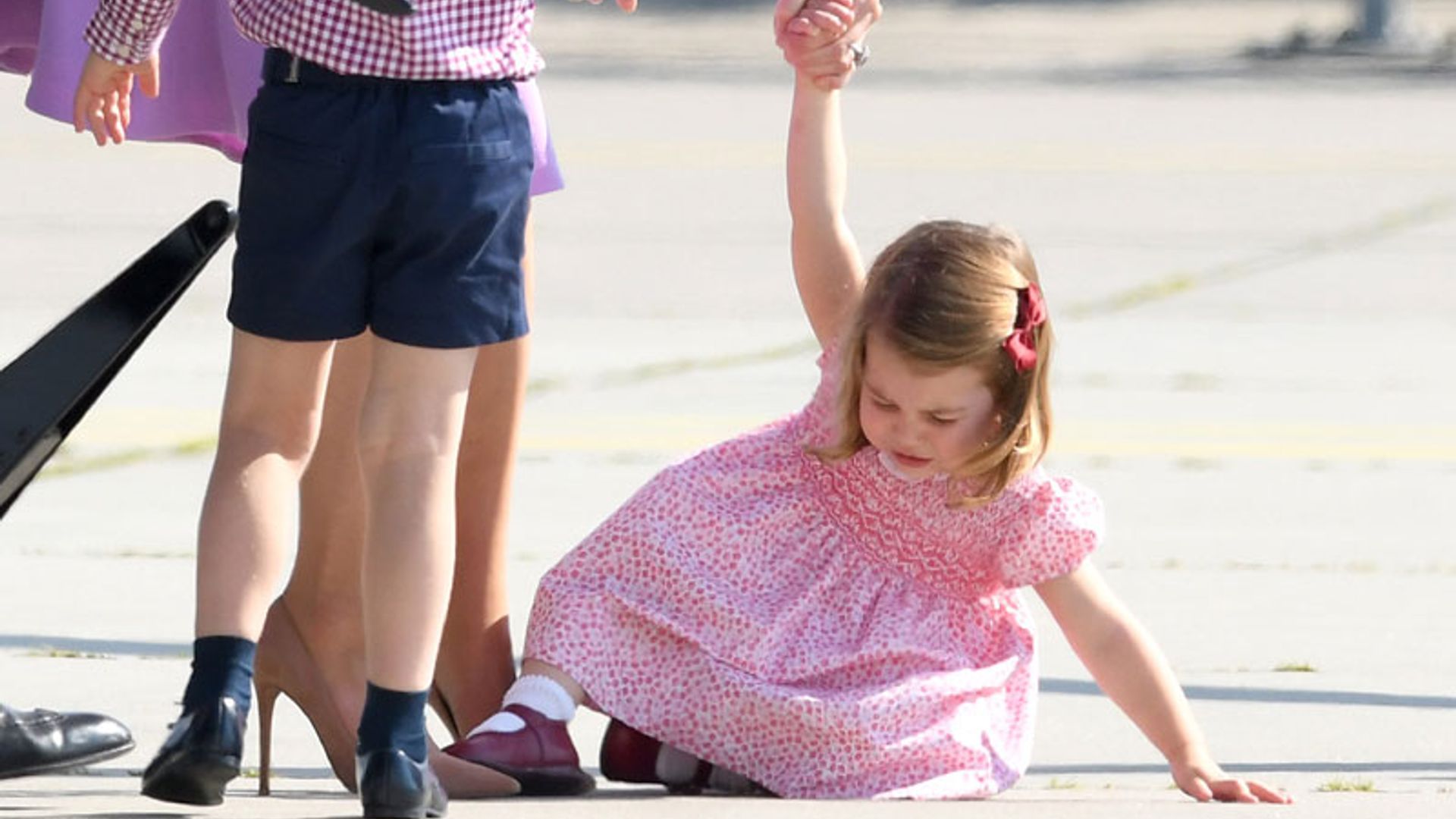 Las lágrimas de la princesa Charlotte tras su caída en el aeropuerto de Hamburgo