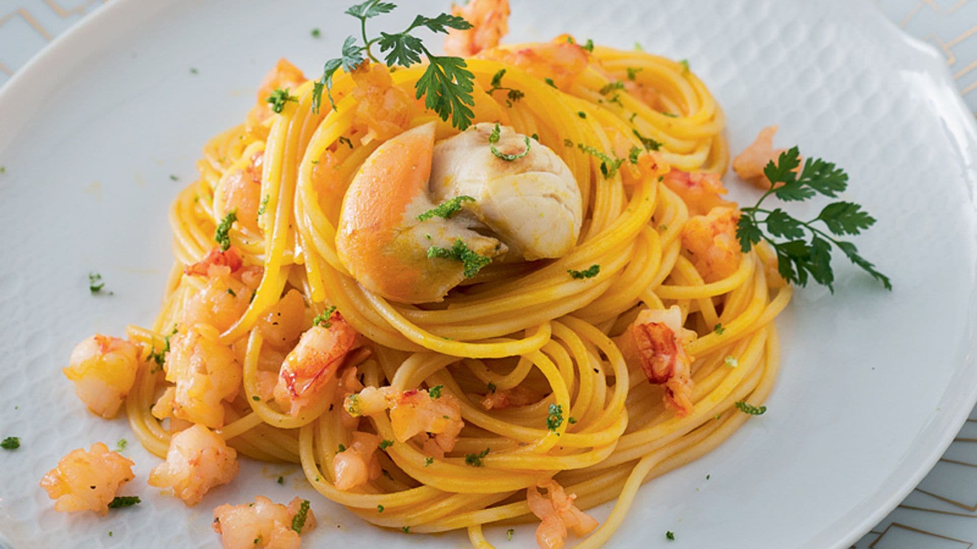 Espaguetis con gambas y vieiras al aroma de Campari