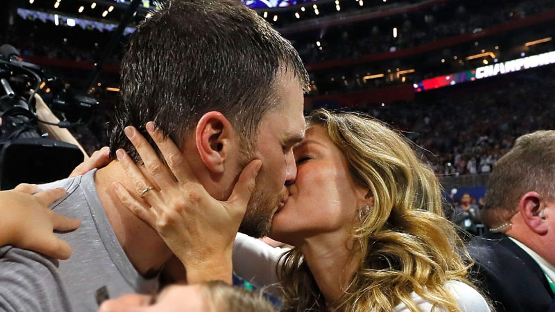 Gisele Bündchen, Tom Brady y el beso de la victoria: la imagen viral de la Super Bowl