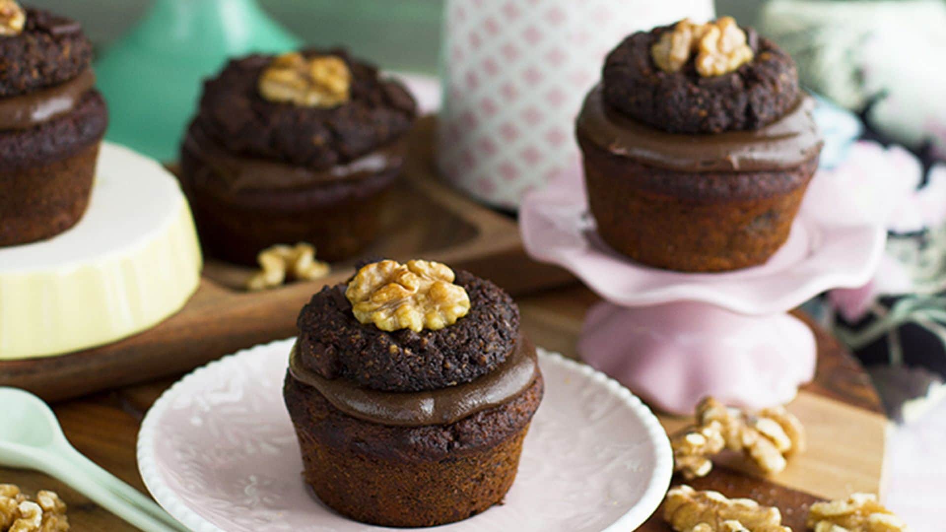 'Muffins' de chocolate con 'cookies' de nueces