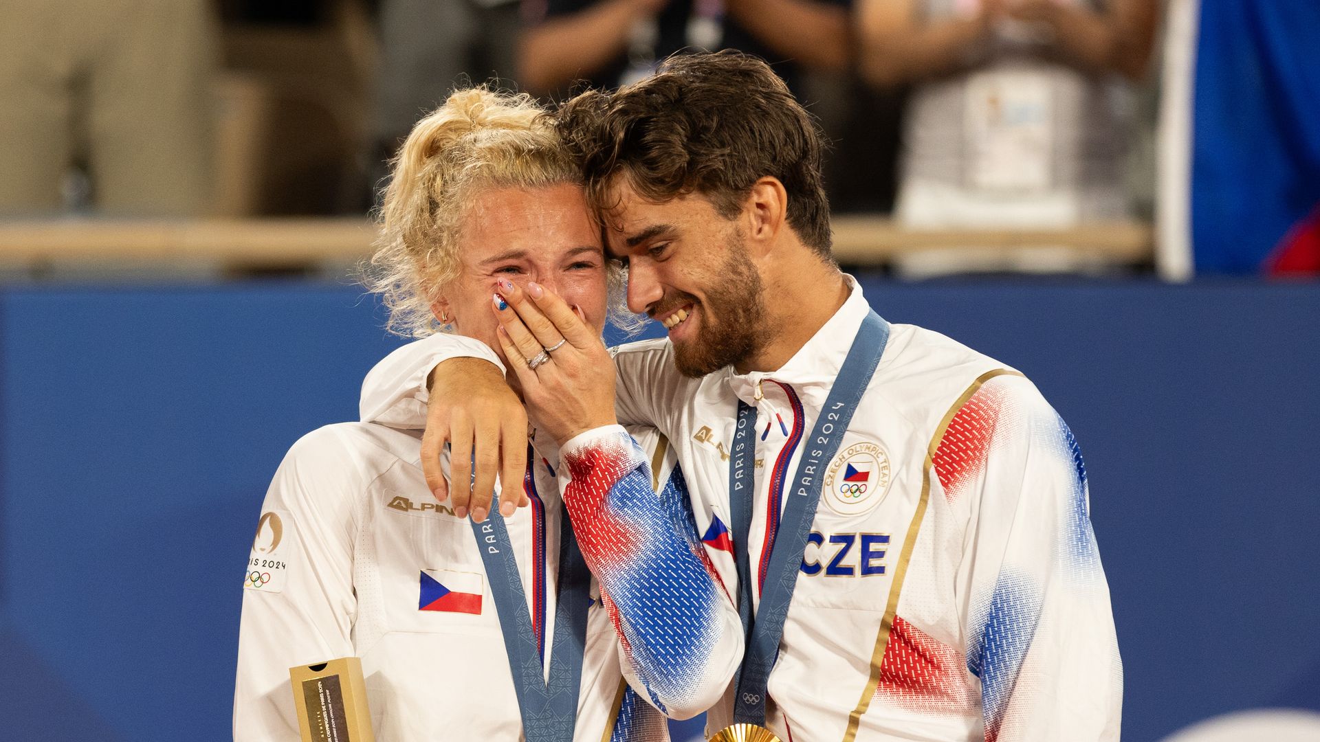 Katerina Siniakova y Tomas Machac ganan el oro juntos tras romper poco antes de los Juegos Olímpicos