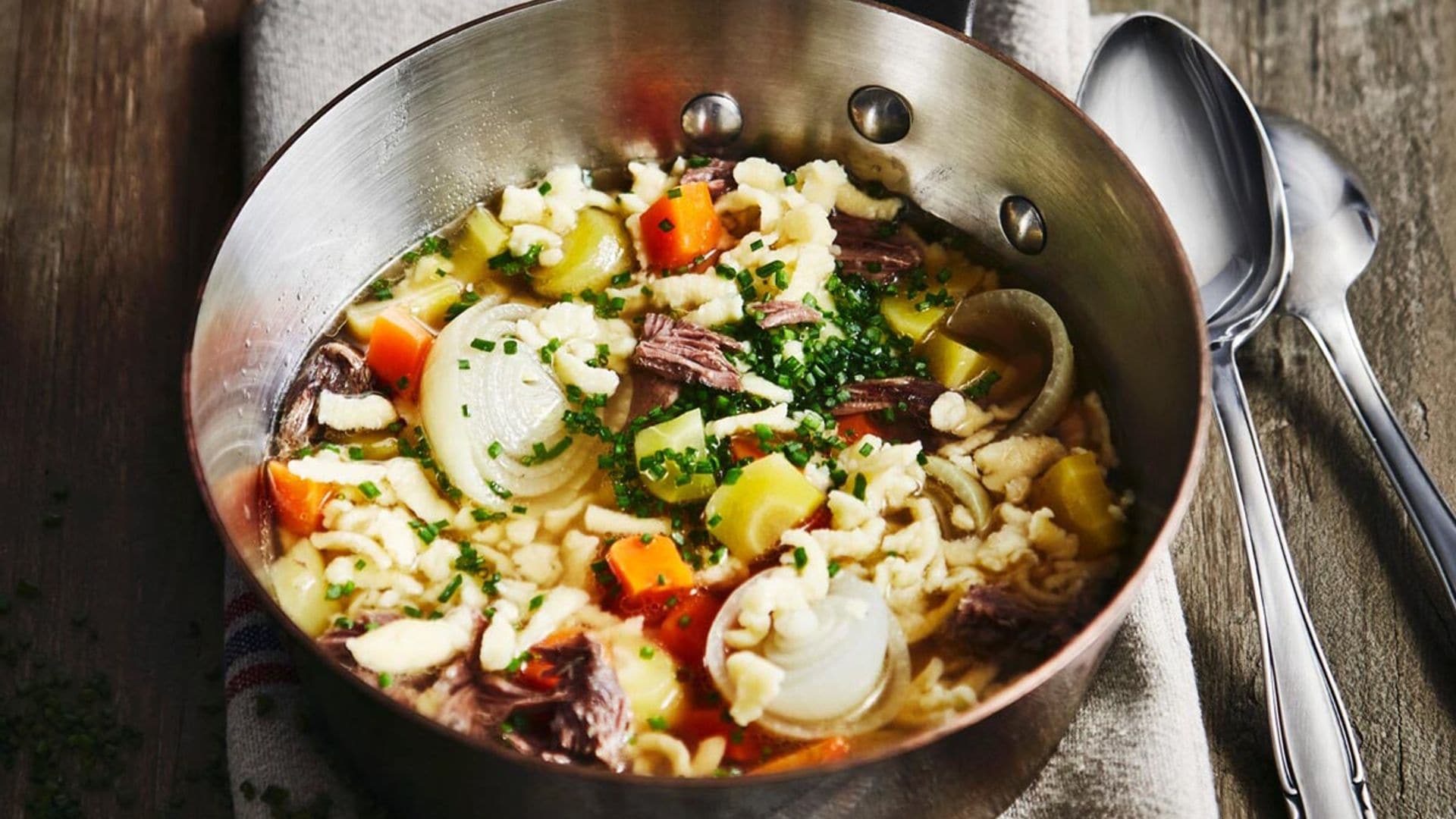 Sopa de verduras y carne con 'spätzle'