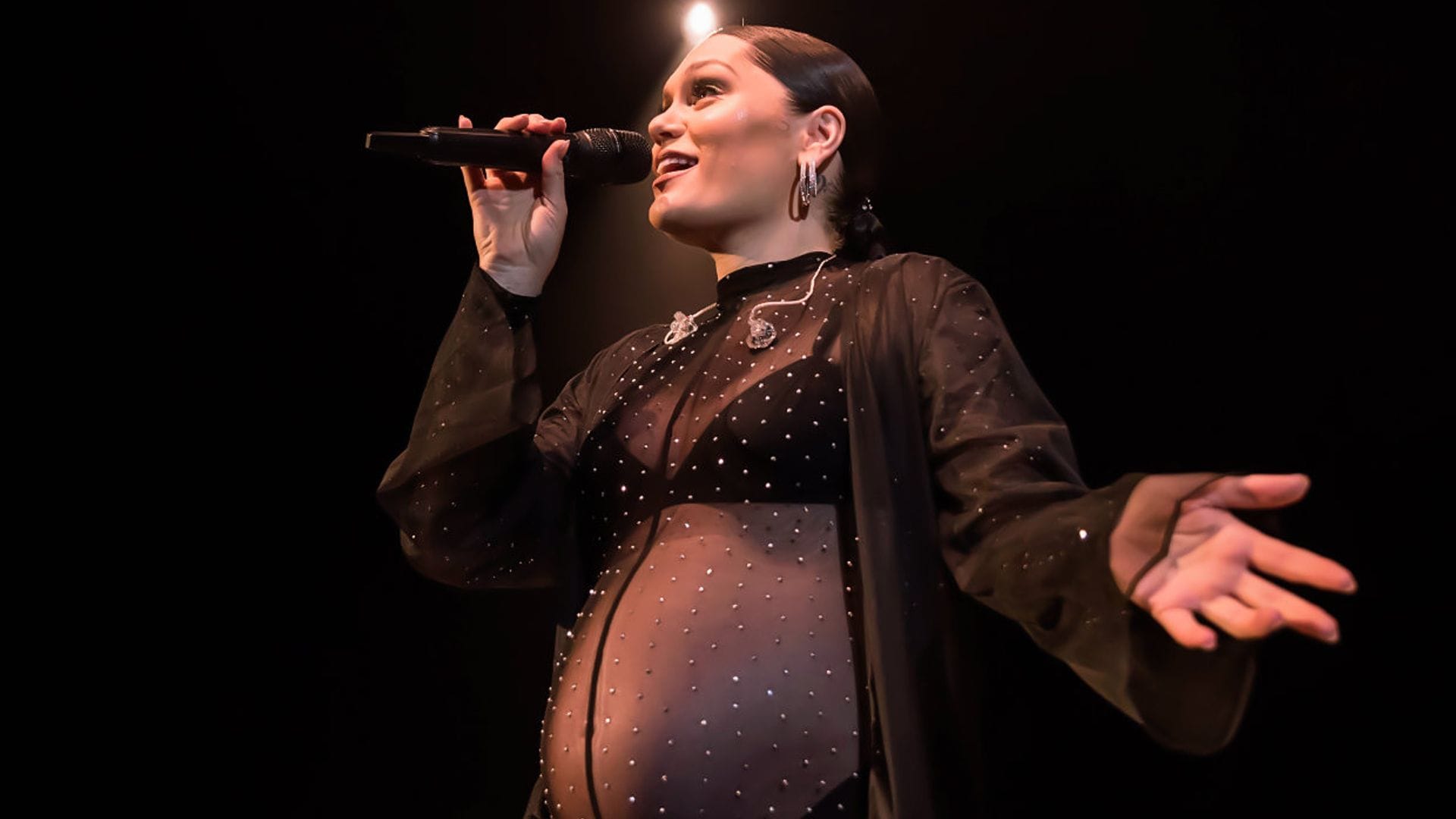 Jessie J, embarazadísima y con transparencias, impresiona a sus fans en su último concierto