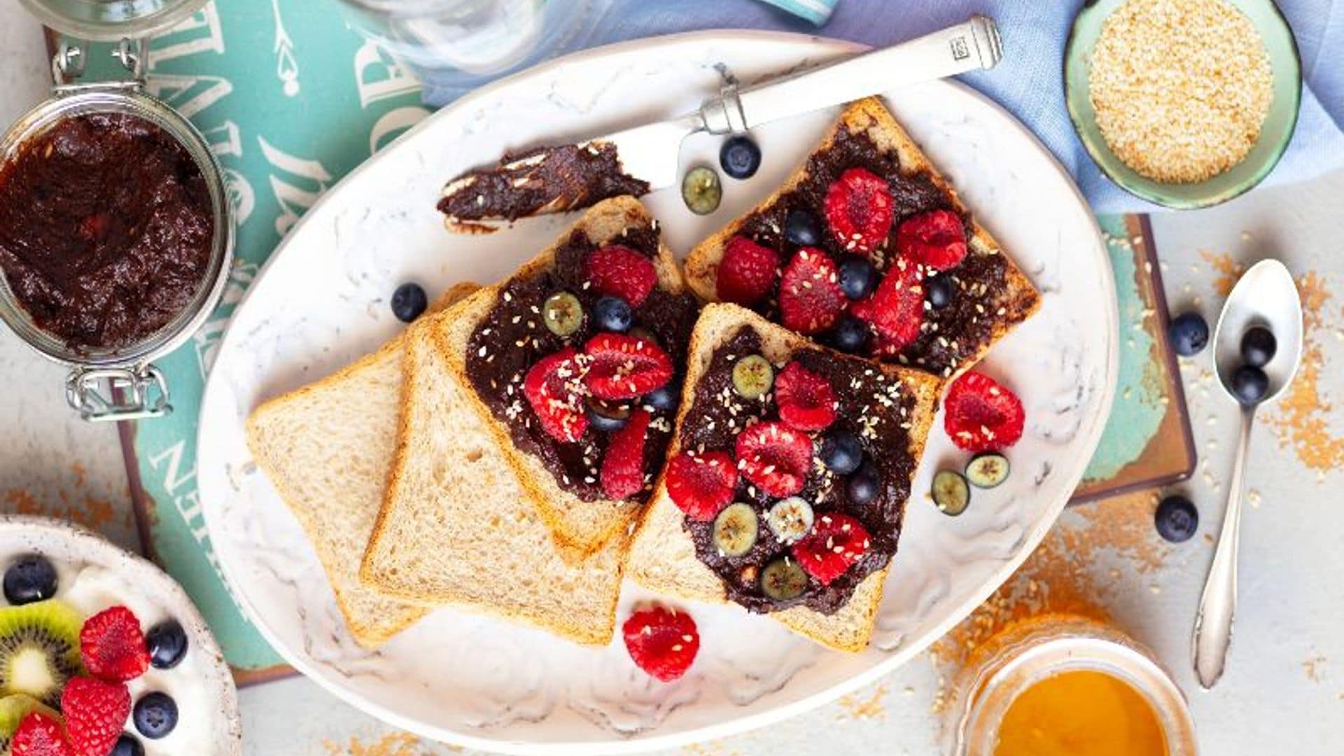 Tostadas con crema de cacao y frutos rojos