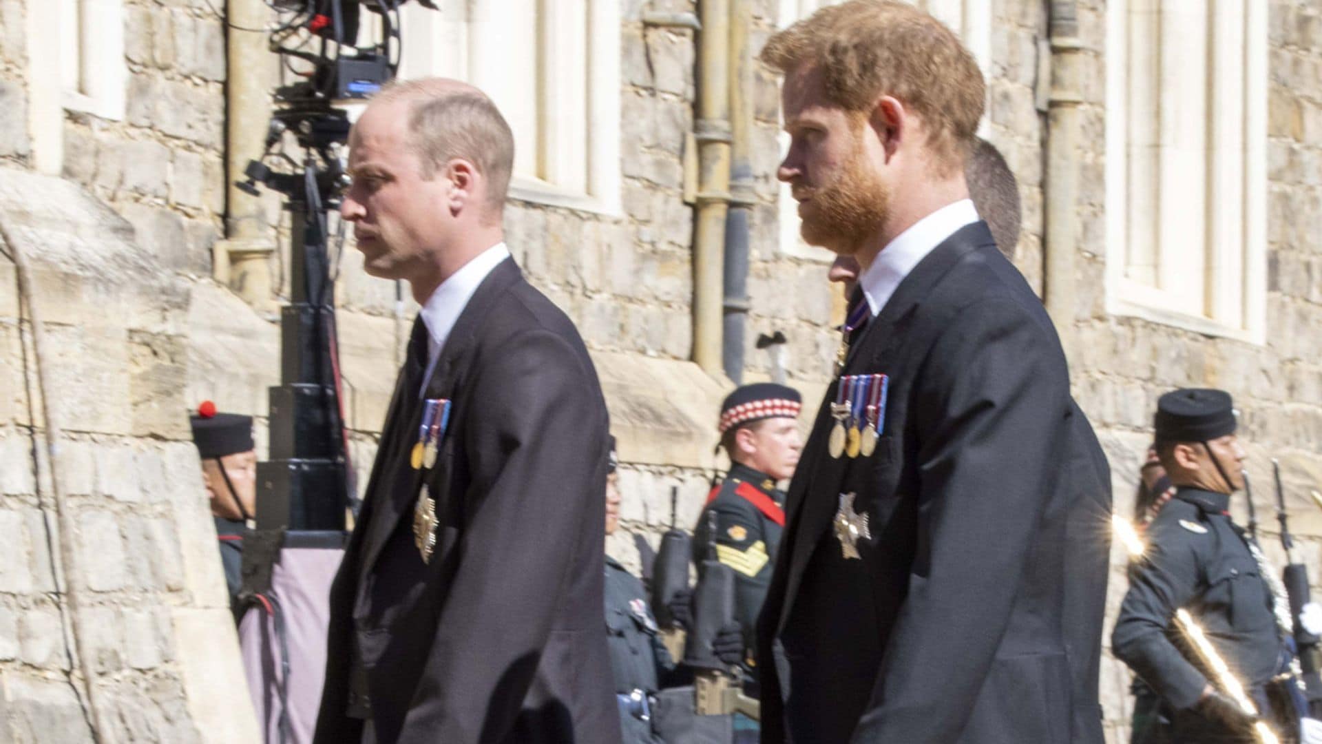 Ahora sabemos lo que pasó realmente entre el príncipe Harry, su padre y su hermano tras el funeral del duque de Edimburgo