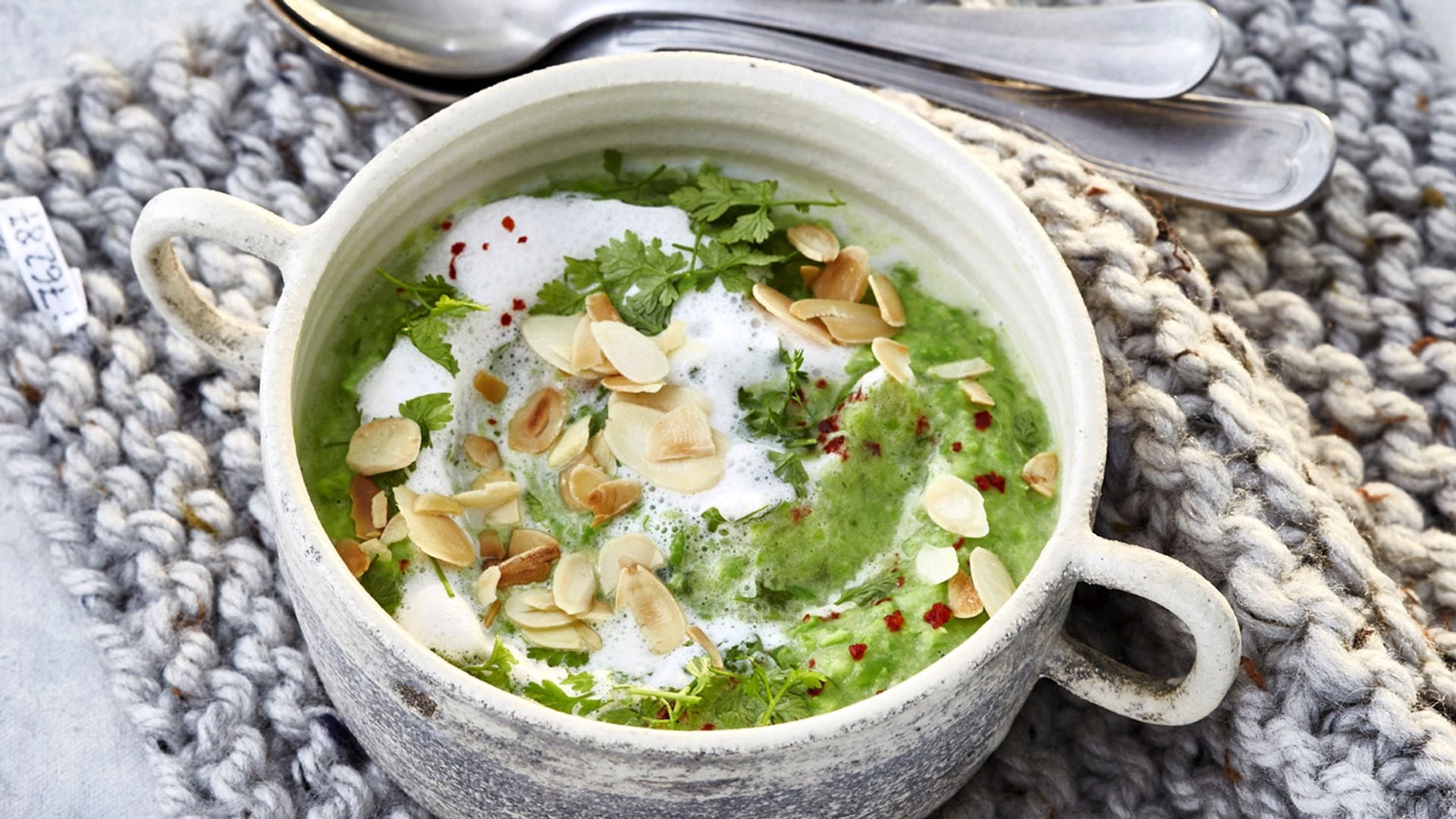 Sopa de guisantes con almendras