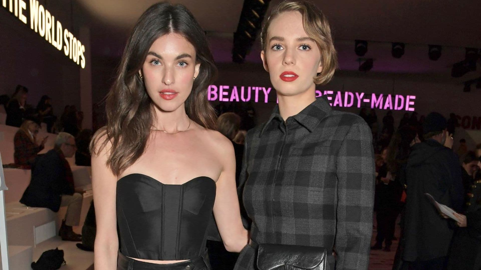 Maya Hawke, Karlie Kloss y otras invitadas con estilazo en el desfile más poderoso de París