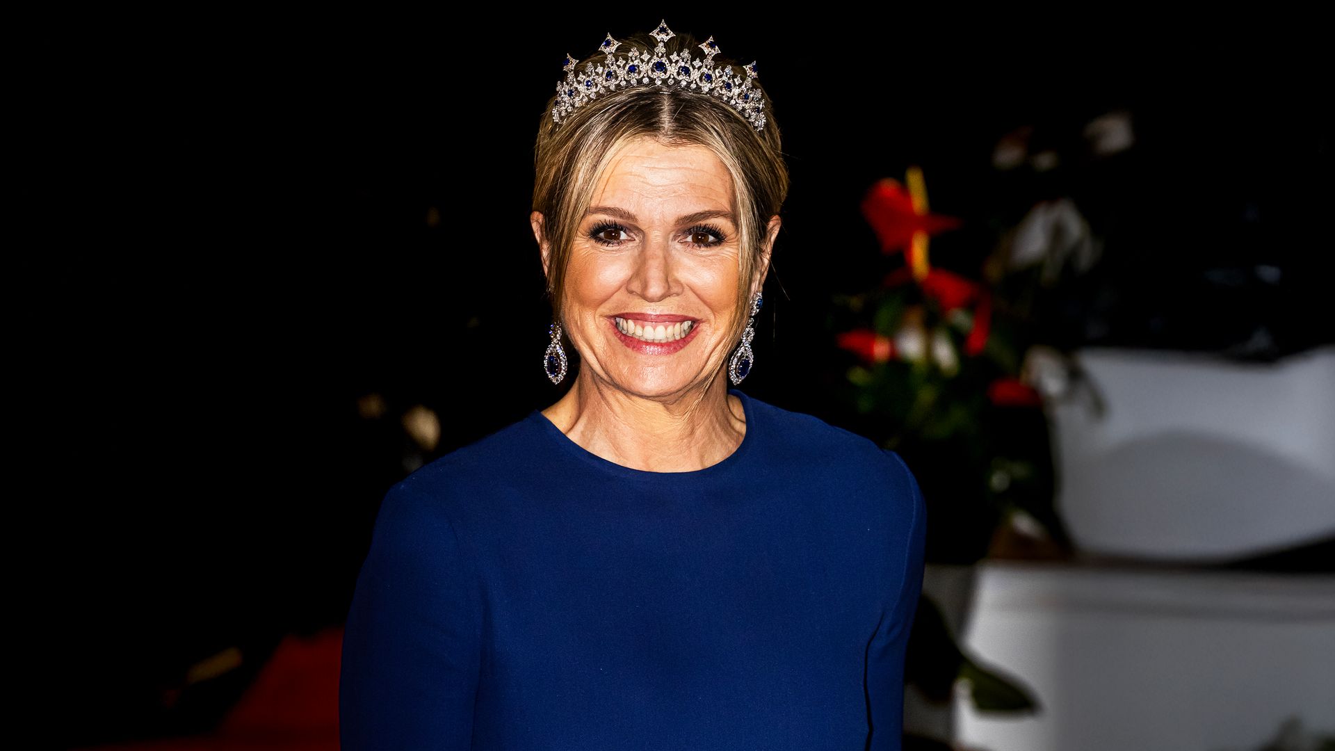 Máxima deslumbra con una falda de encaje, tiara de zafiros y este broche que lleva de forma original