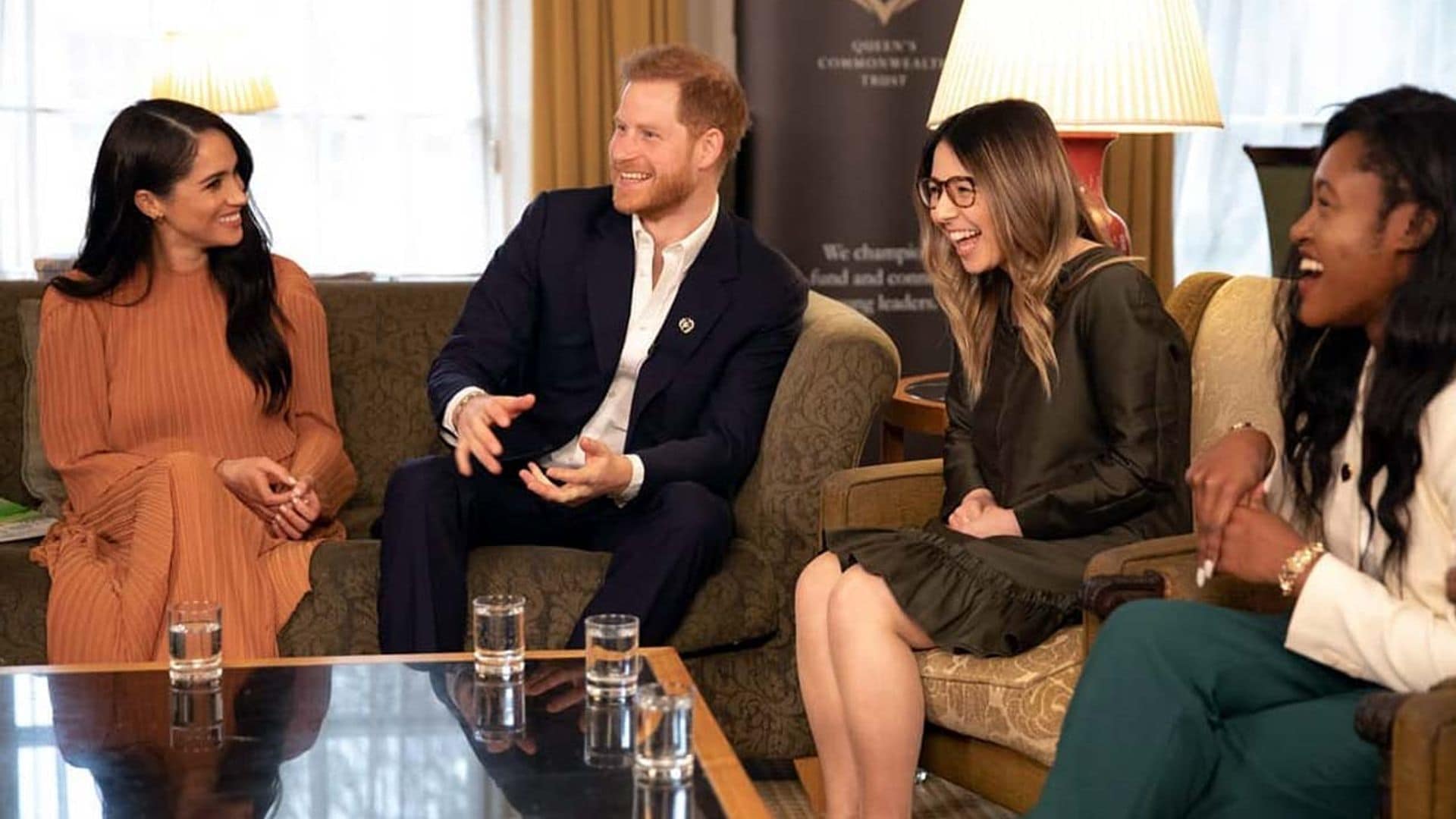 El ataque de risa del príncipe Harry durante la reunión en Buckingham con jóvenes líderes