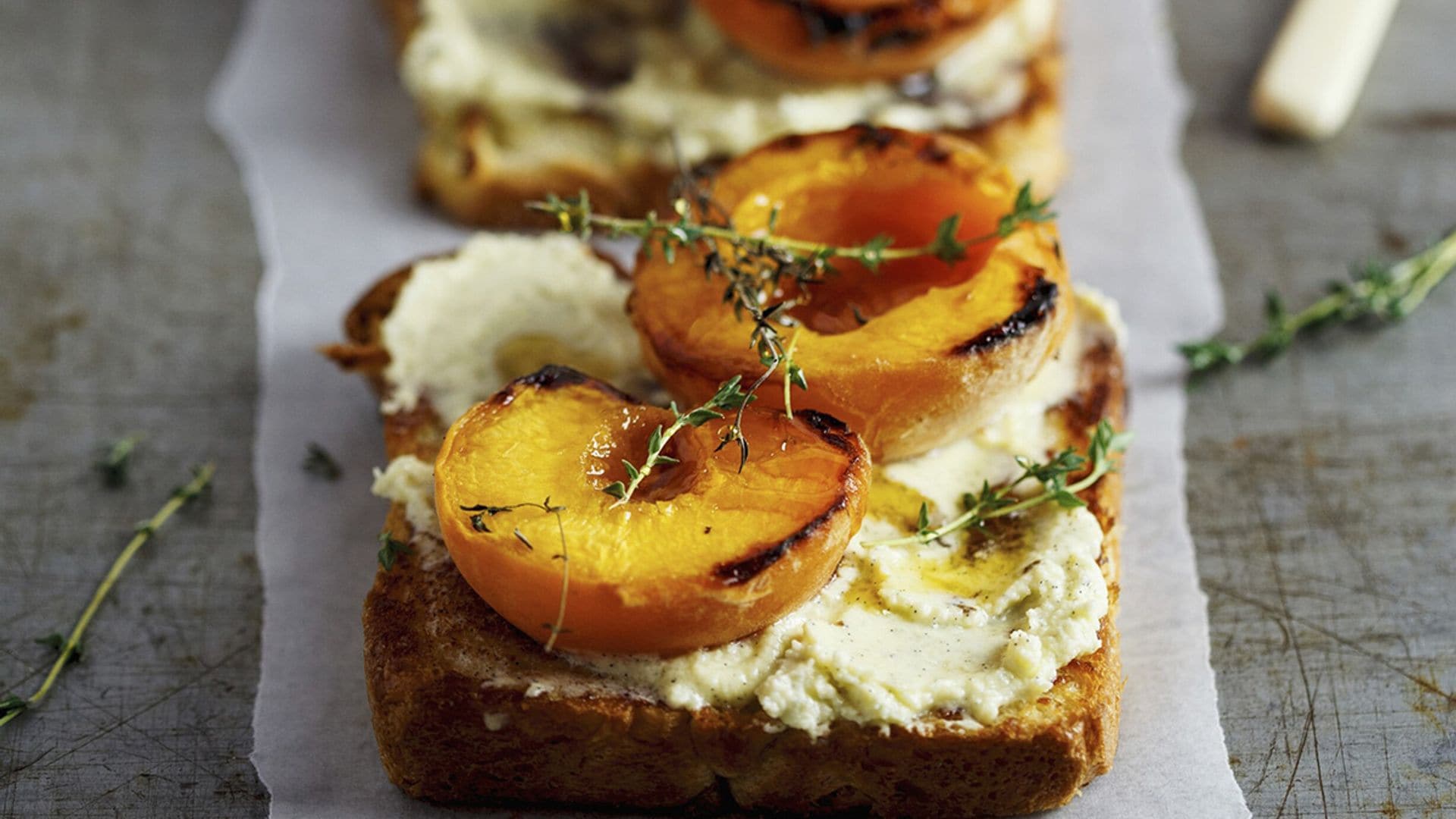 Tostadas con melocotón y crema de mascarpone avainillada