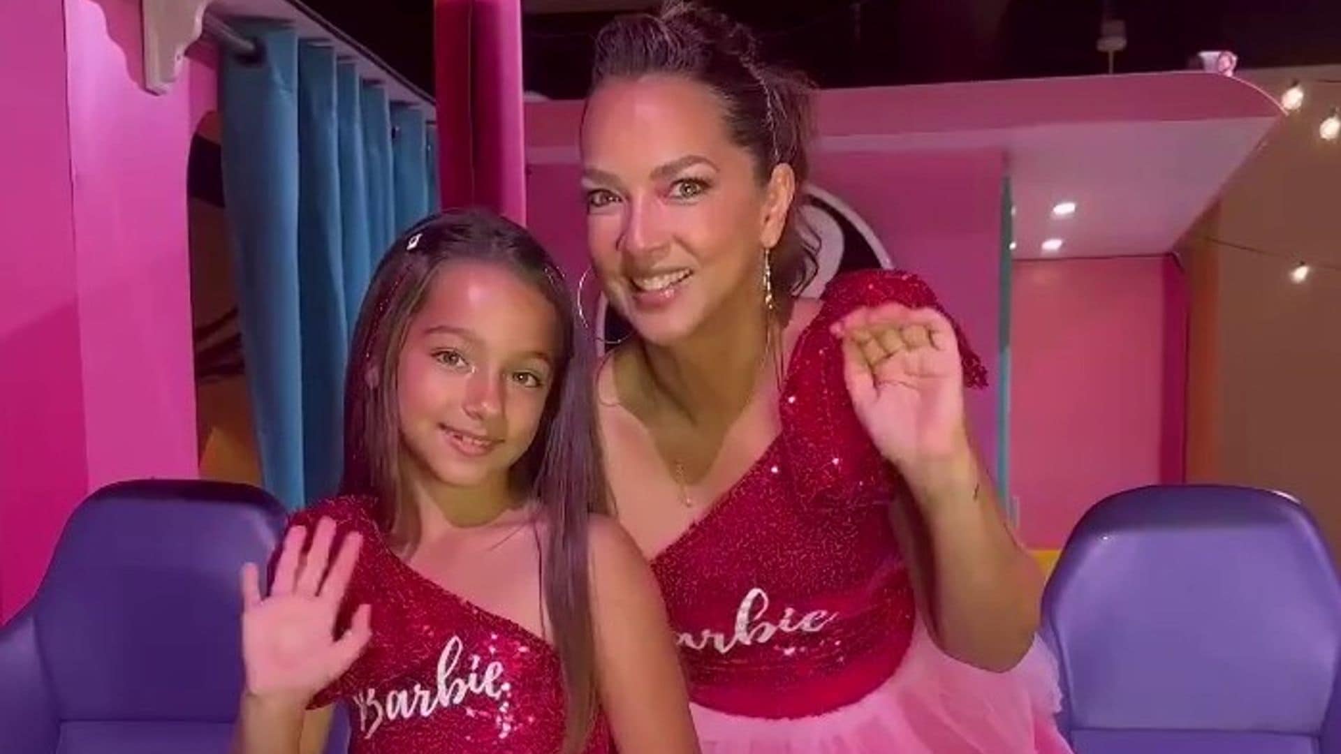 Adamari López y su hija, Alaïa, se suman a la Barbiemanía y visitan la dream house más famosa