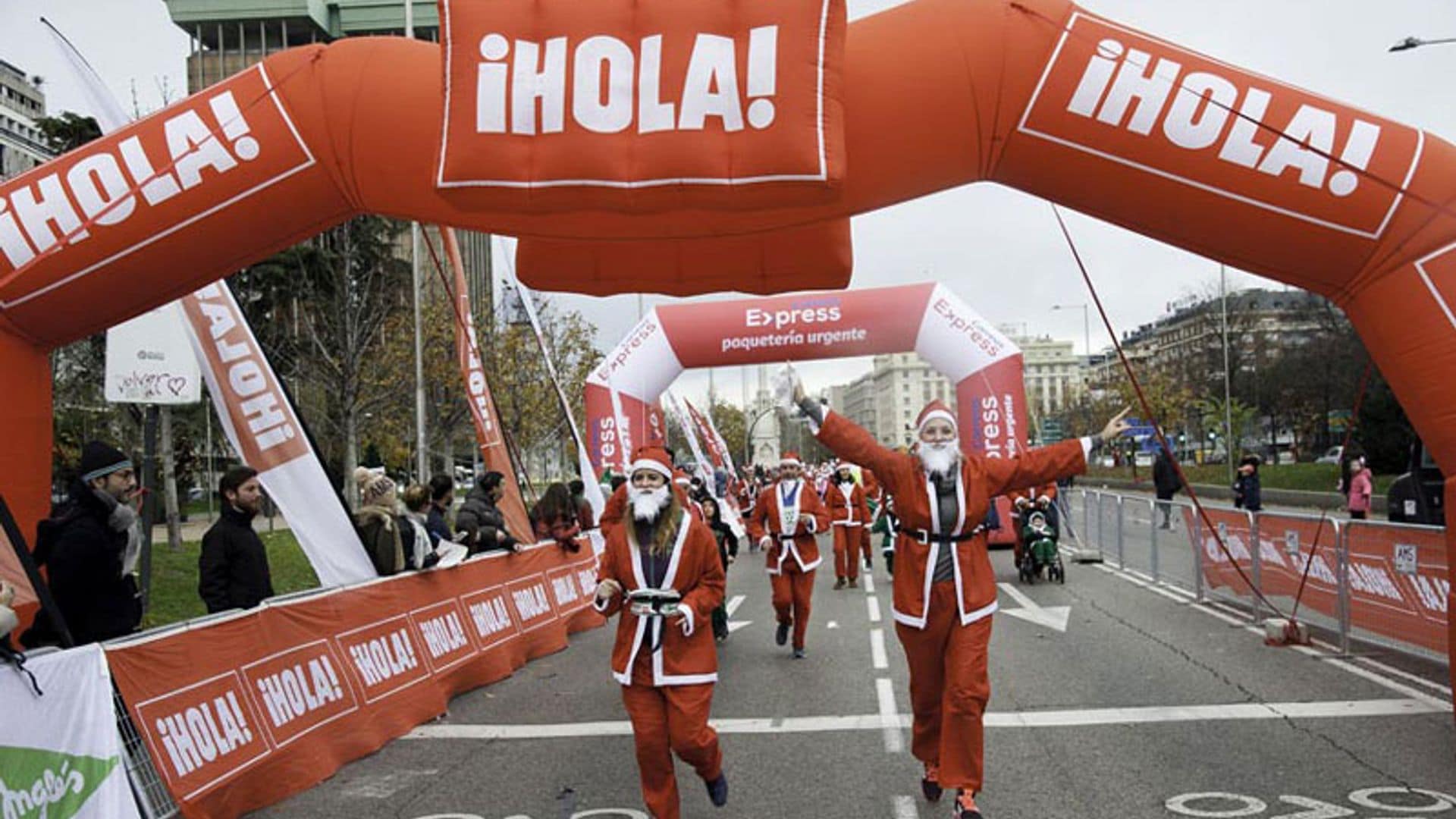 10.000 'Papás Noel' han conquistado Madrid en su carrera más navideña