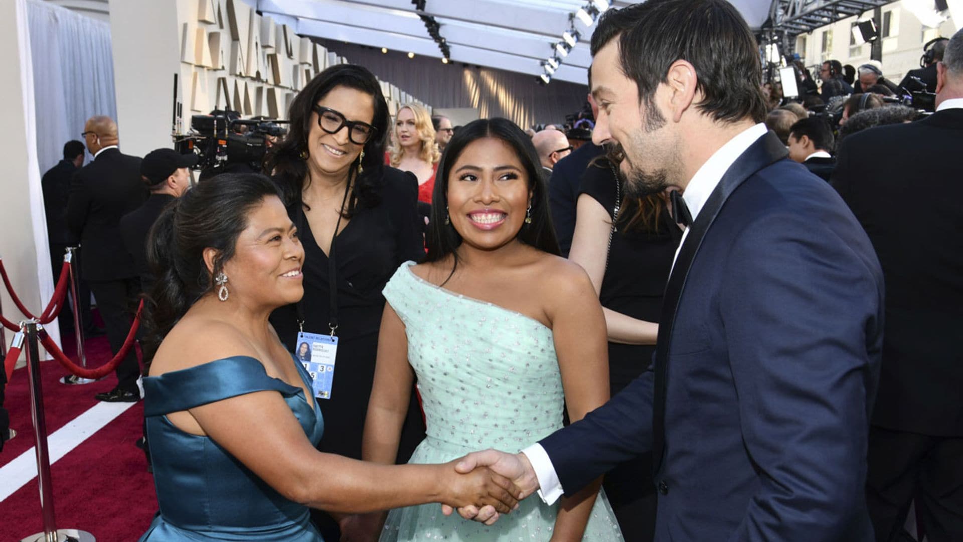 El dulce momento entre la mamá de Yalitza Aparicio y Diego Luna