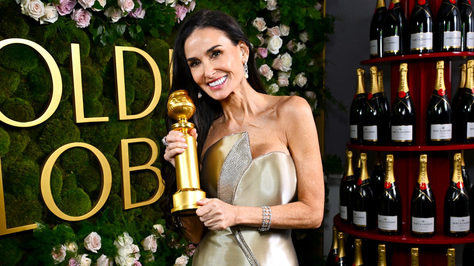 Así de entusiasmadas reaccionaron las hijas de Demi Moore al ver a su madre recibir el Globo de Oro