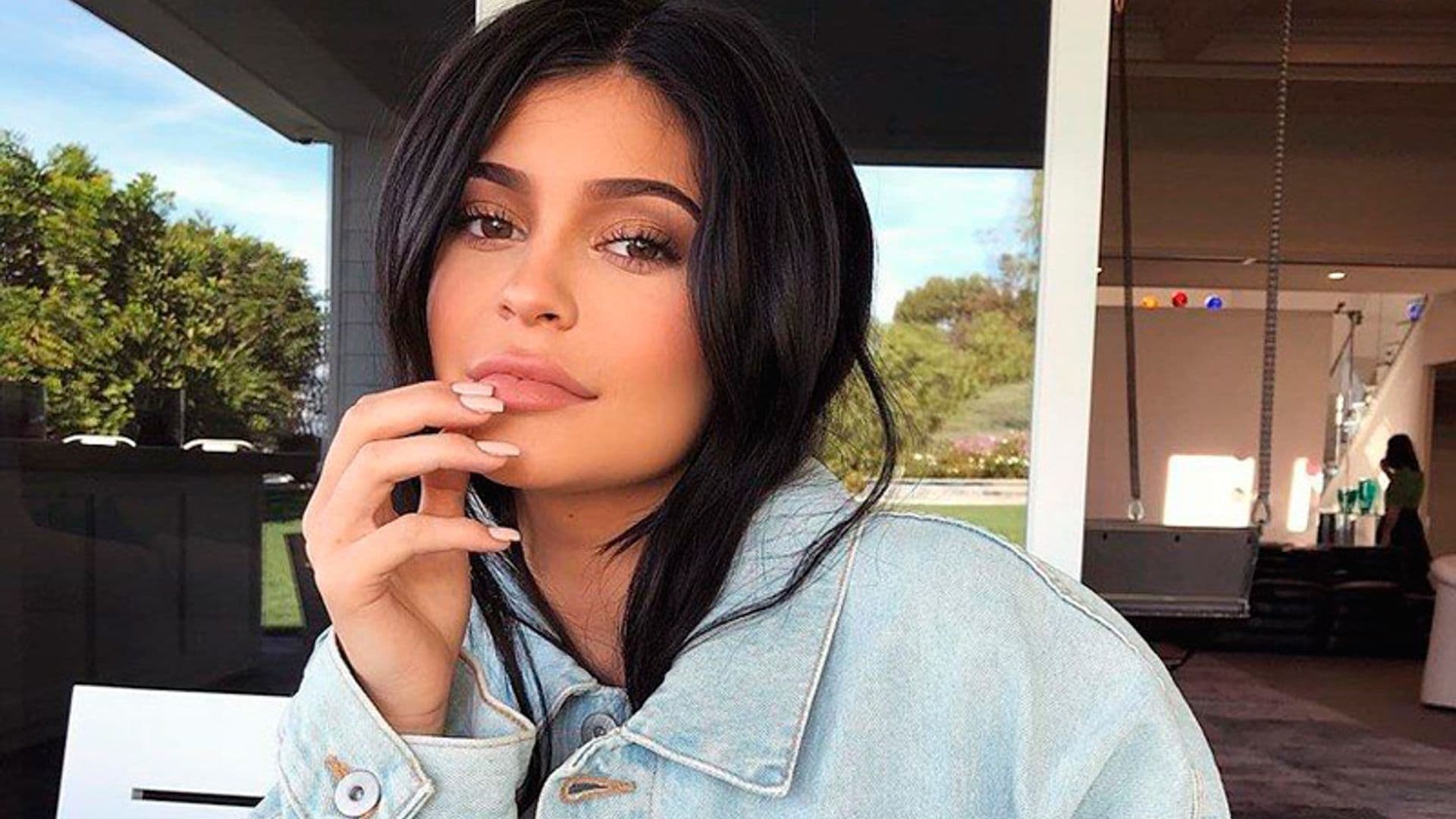 En este adorable 'look' de Kylie Jenner está la última prenda viral