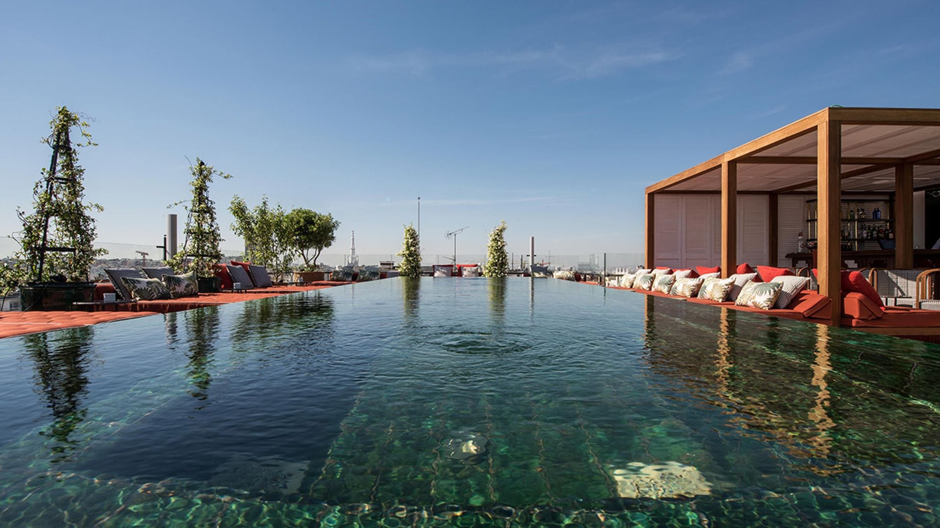 Azoteas con piscina, cócteles de autor y las mejores vistas para aliviar el calor