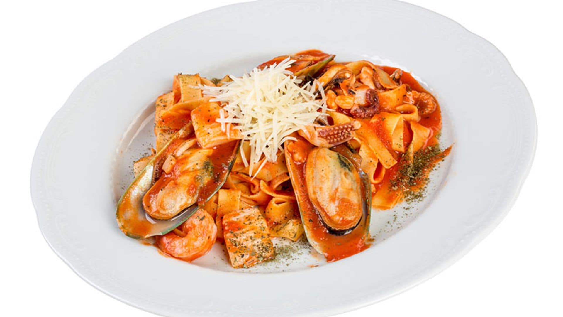 Pasta con pulpo, mejillones y gambas