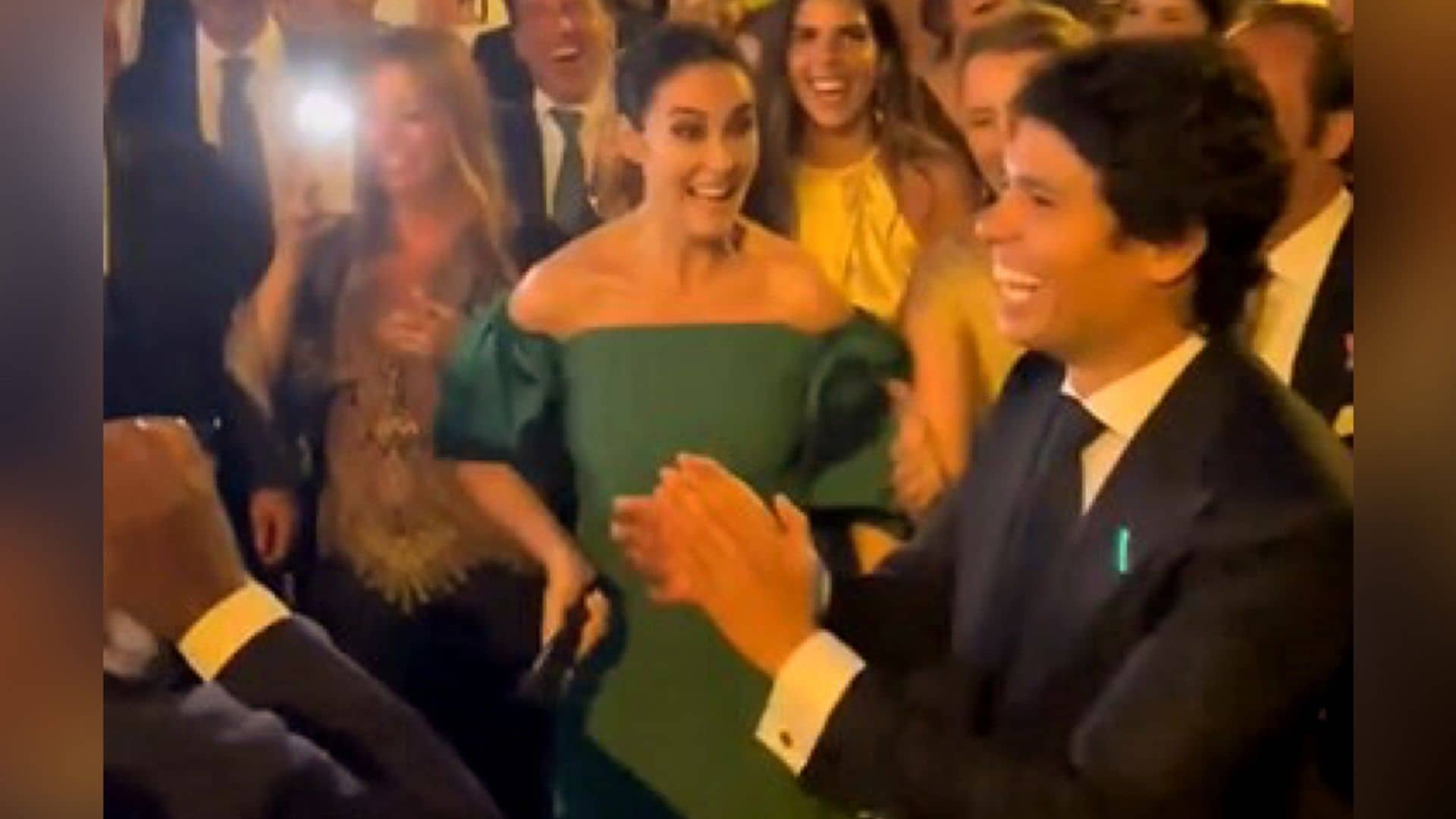 ¡El novio bailando salsa jaleado por Vicky Martín Berrocal! La divertida fiesta de boda de Álvaro Castillejo