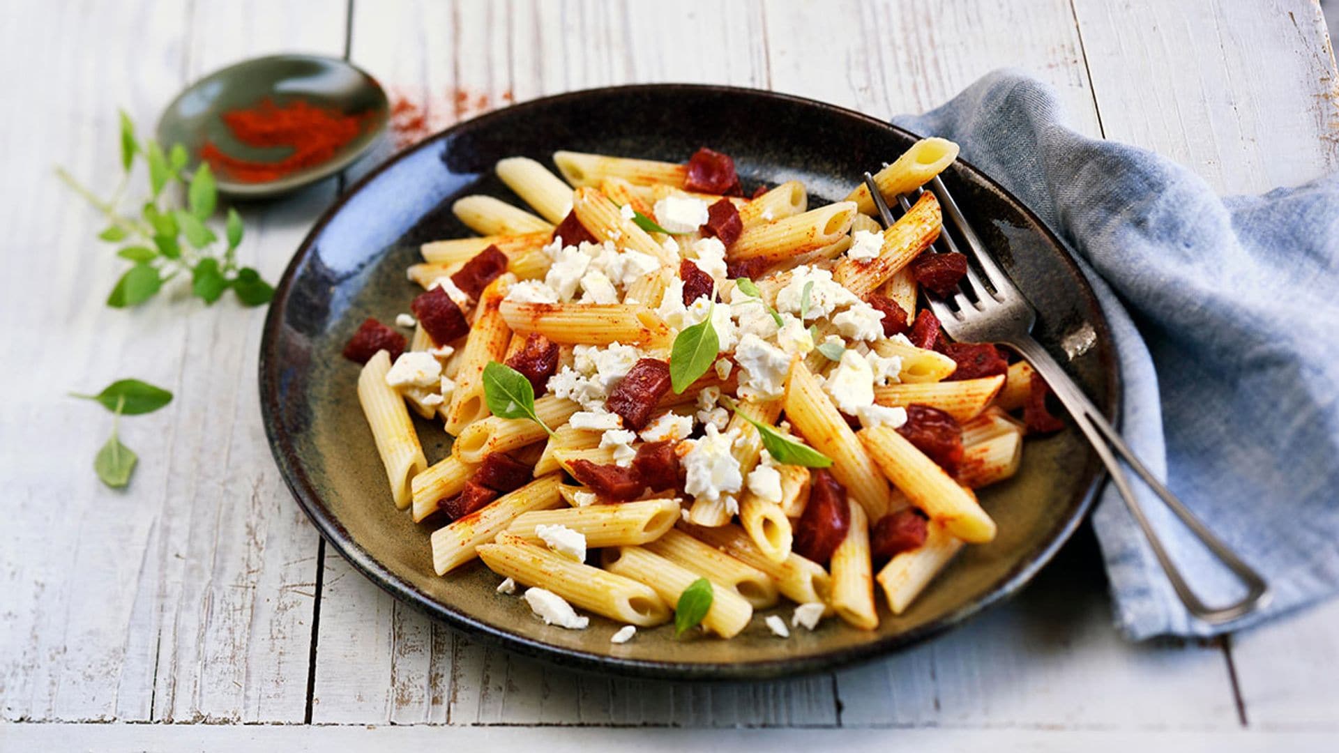 ensalada de pasta con chorizo y queso feta