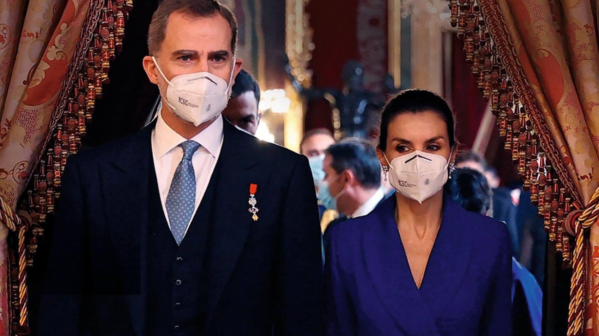 Doña Letizia, las claves de dos estilos: de Reina ejecutiva al Salón del Trono con su vestido más misterioso