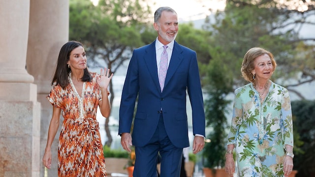 Los reyes Felipe y Letizia con doña Sofía en la recepción de Marivent