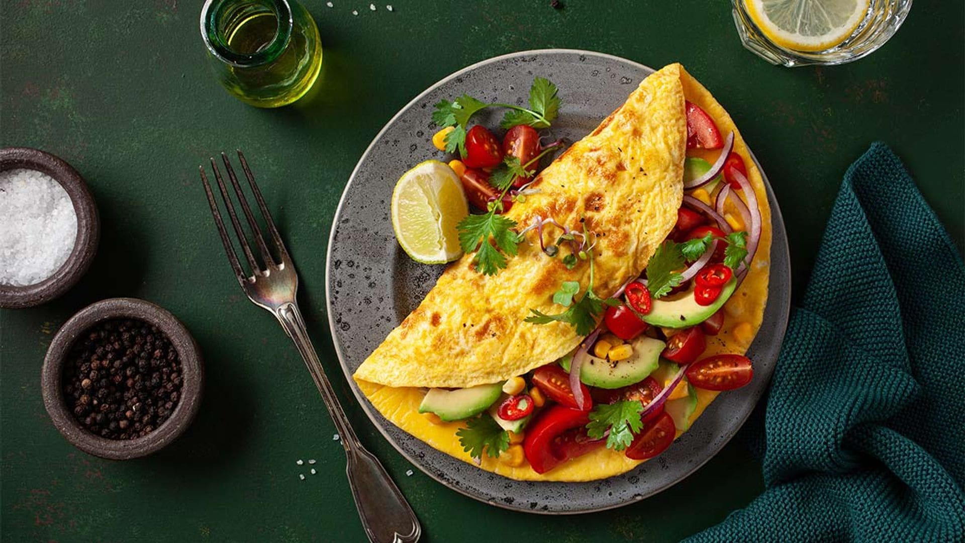 Tortilla francesa con aguacate, chile y maíz